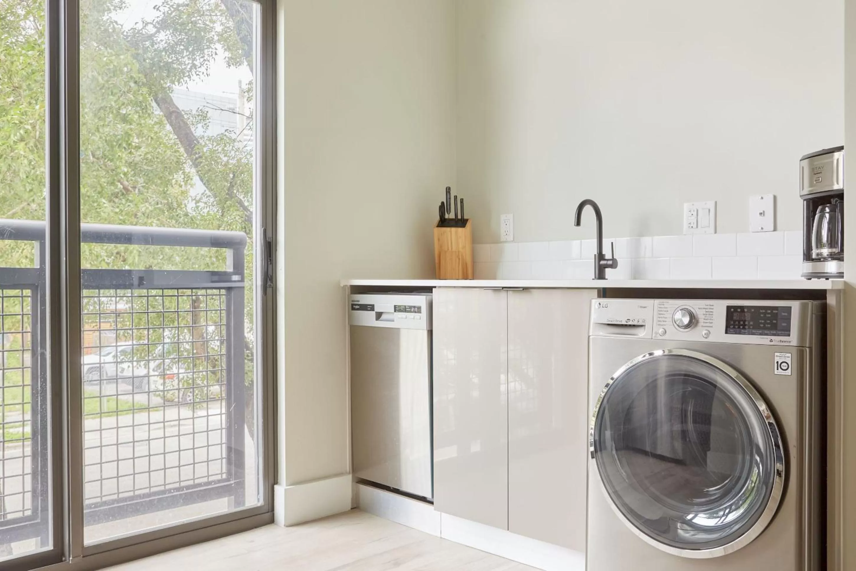 Living room, Kitchen/Kitchenette in Sonder The Palace