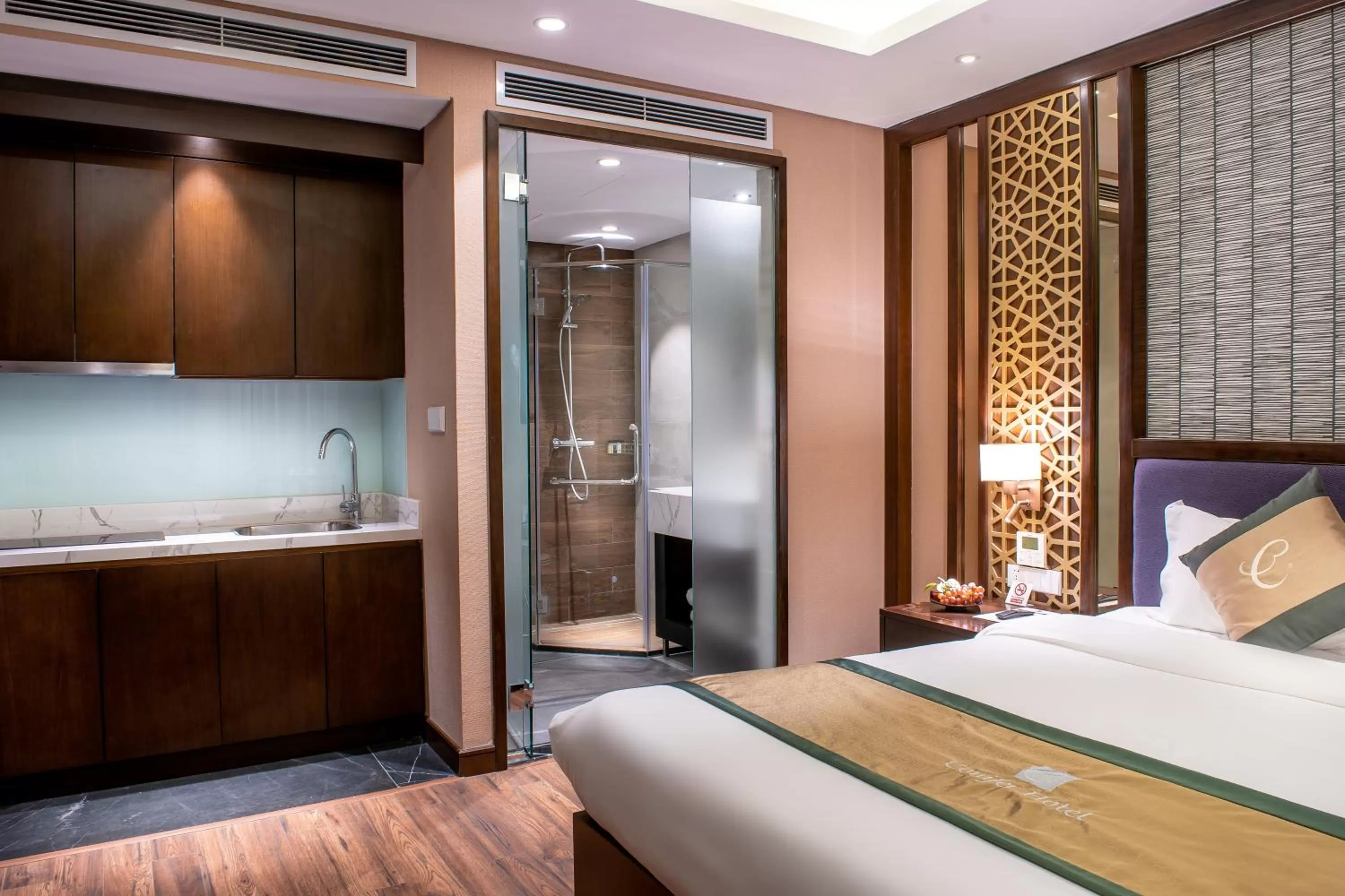 Kitchen or kitchenette, Bed in Conifer Grand Hotel