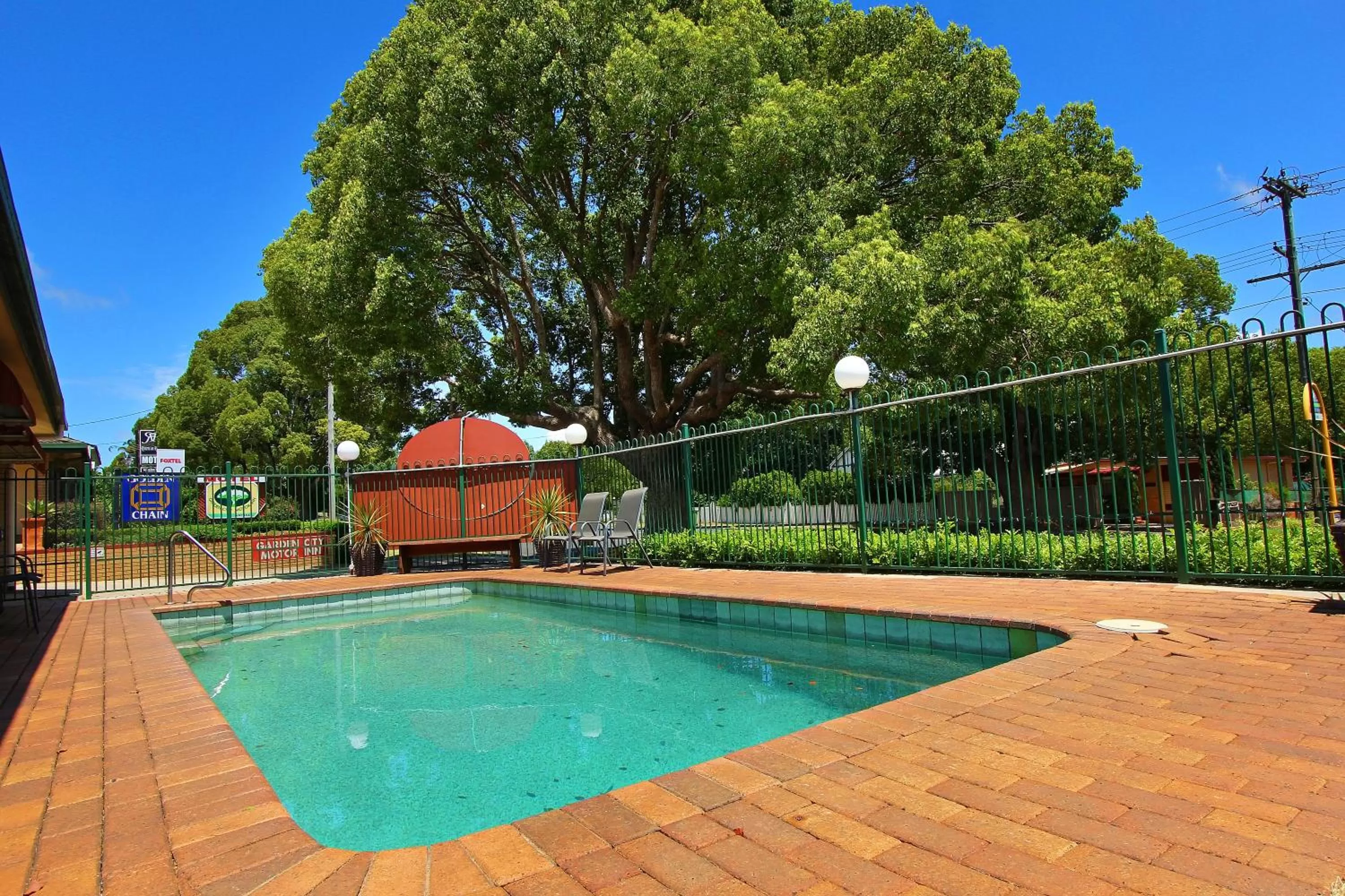 Swimming Pool in Garden City Motor Inn