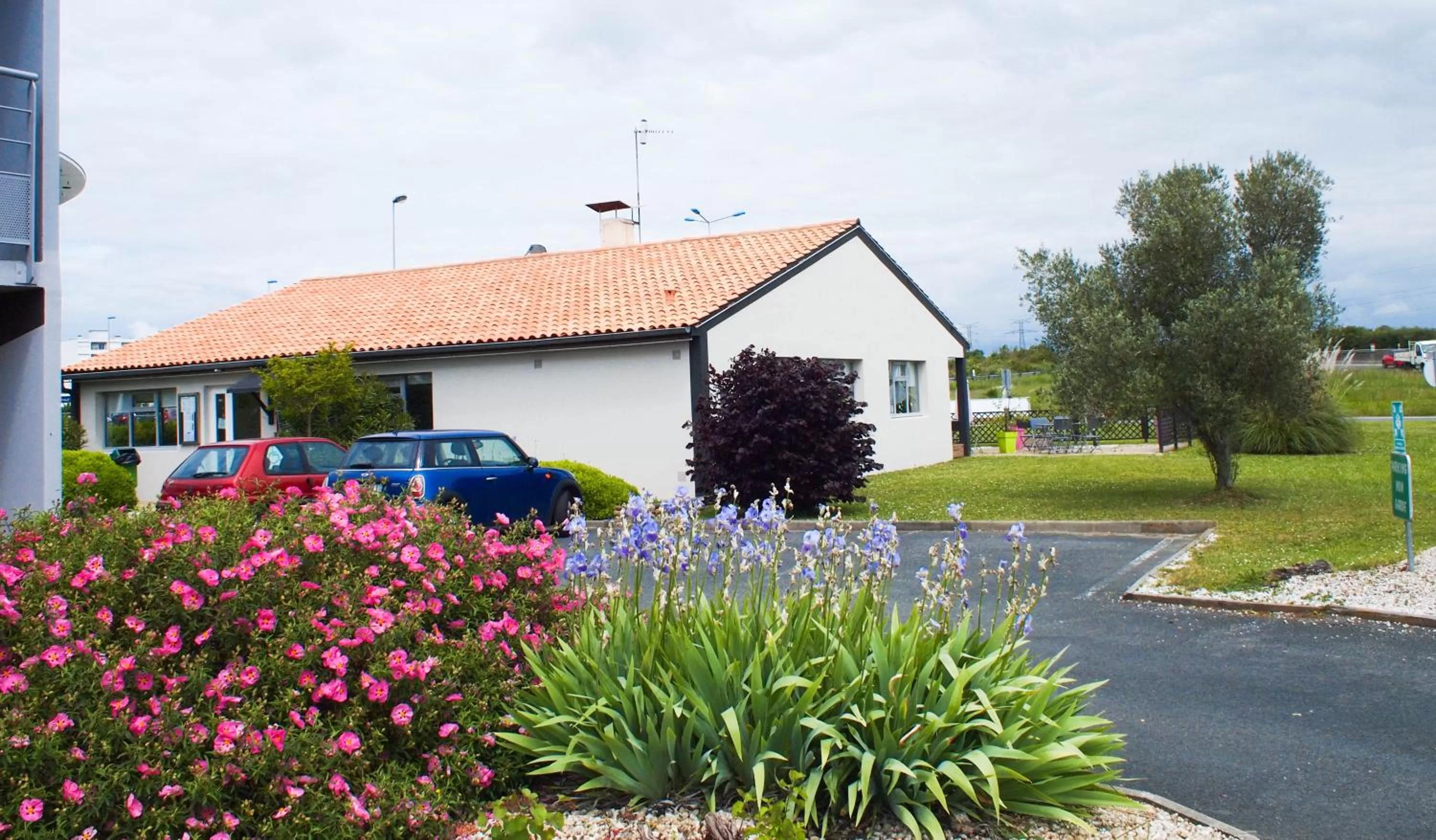 Property building in Hotel Inn Design La Rochelle