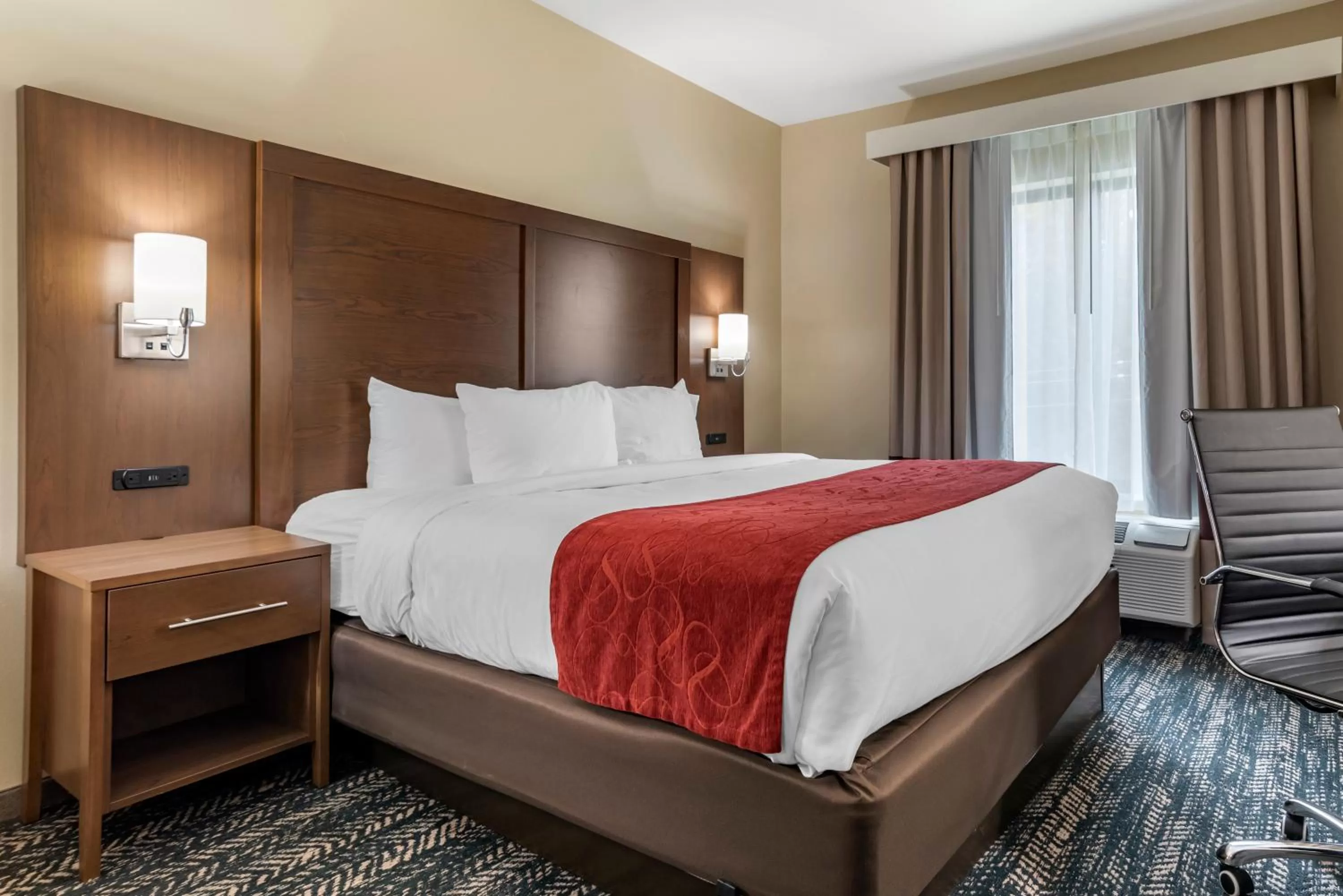 Bed in Comfort Inn & Suites Downtown near University