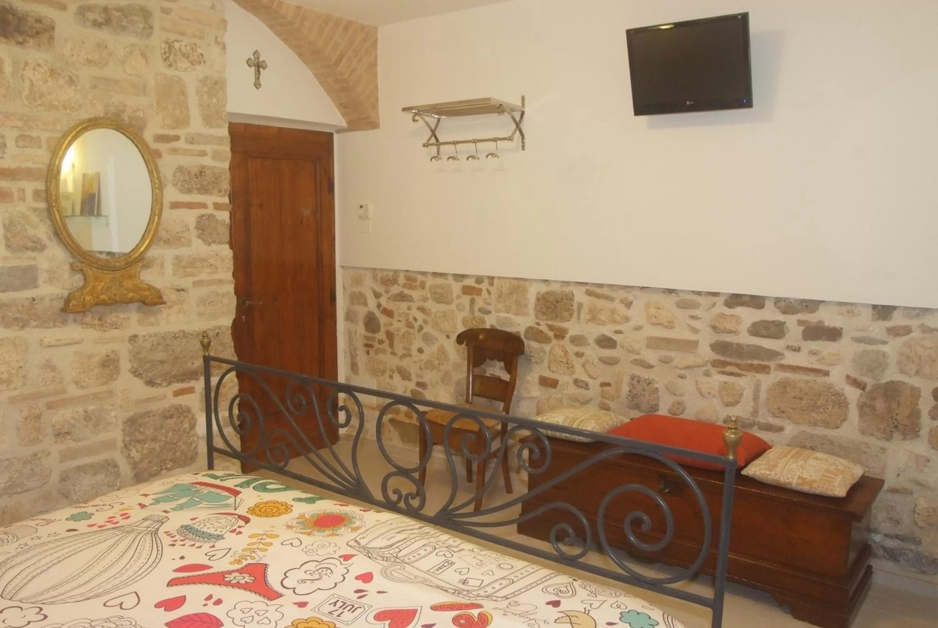 Decorative detail, Bed in Piccola corte