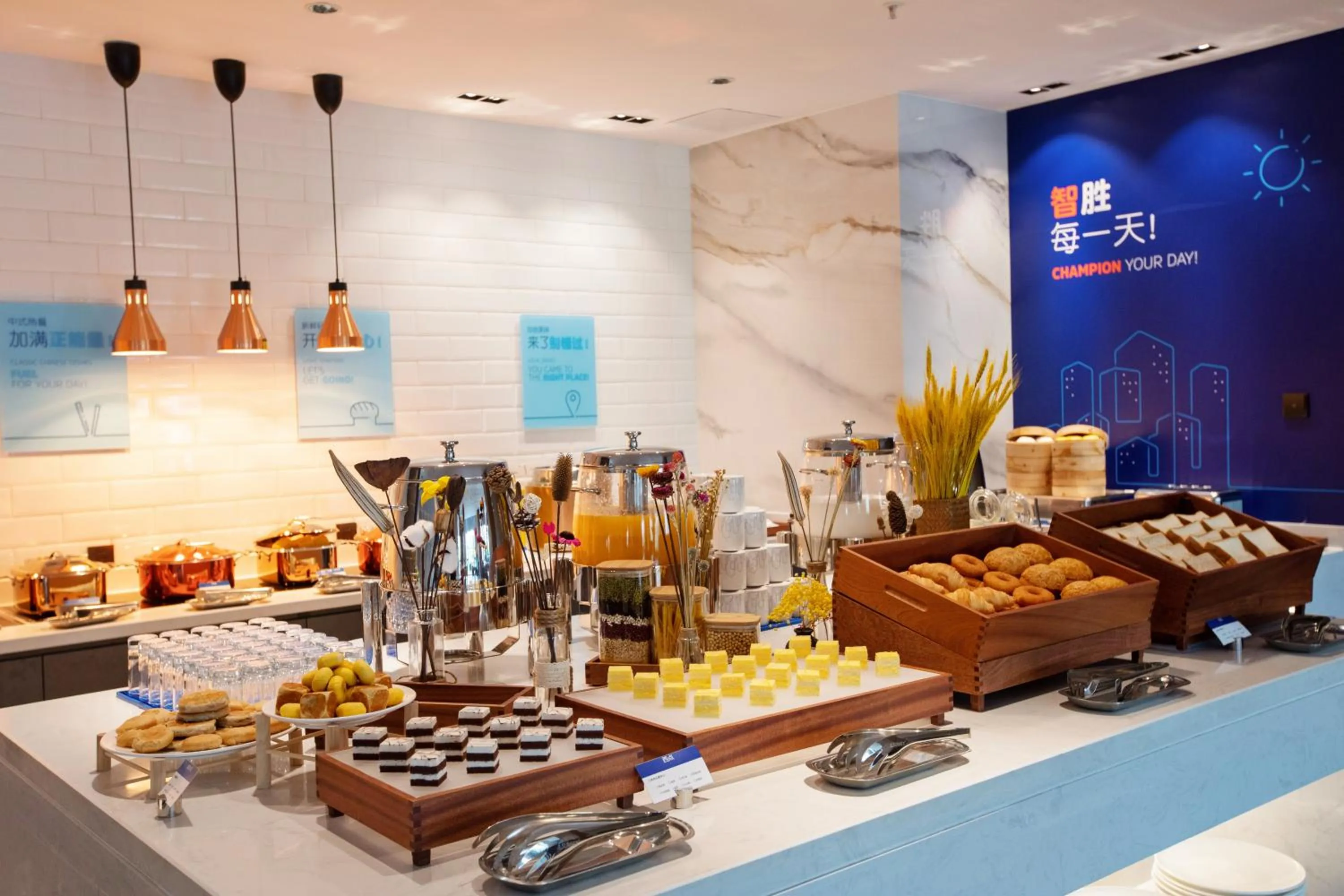 Restaurant/places to eat in Holiday Inn Express Shantou City Center by IHG