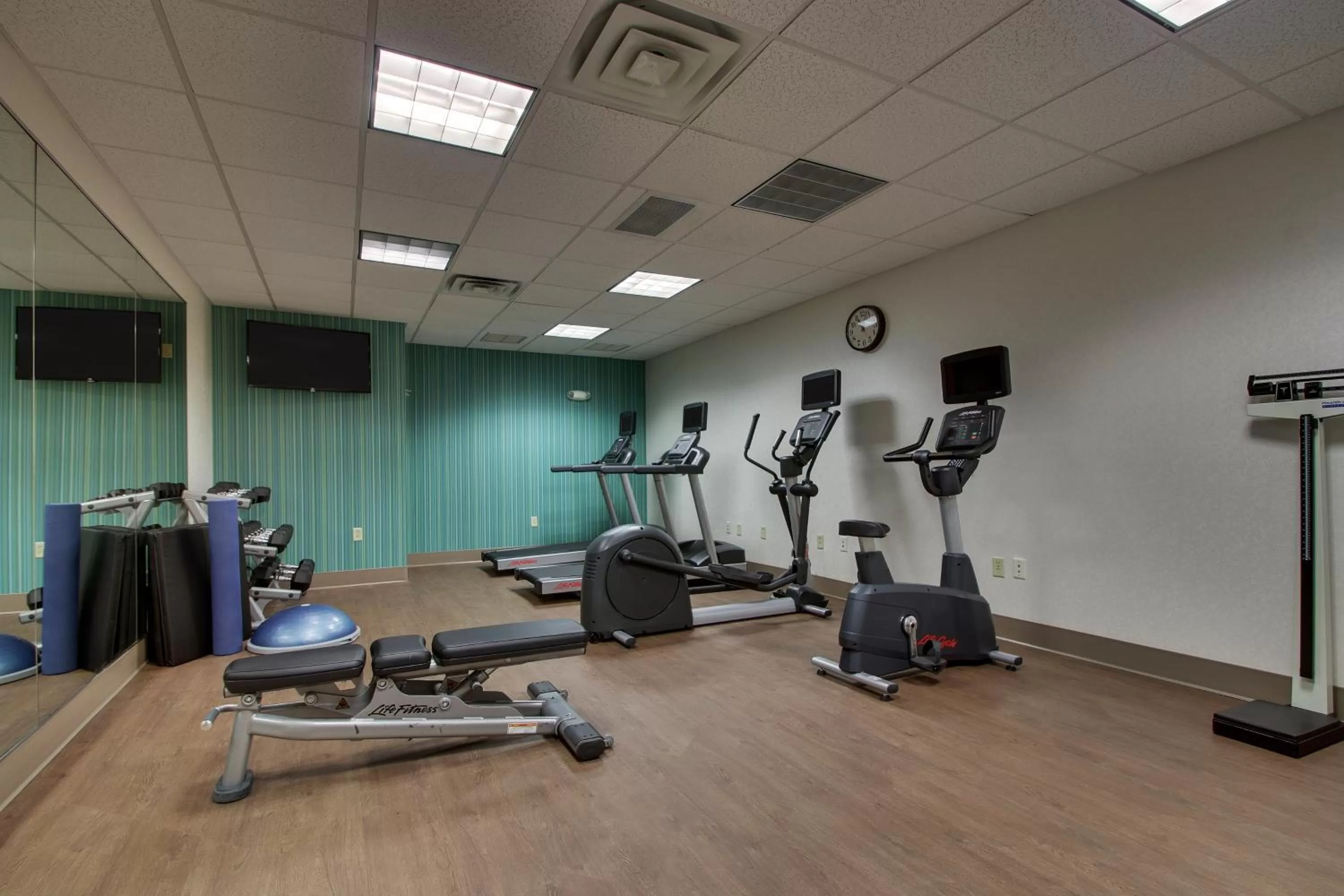 Fitness centre/facilities in Holiday Inn Express Hotel & Suites Morris by IHG