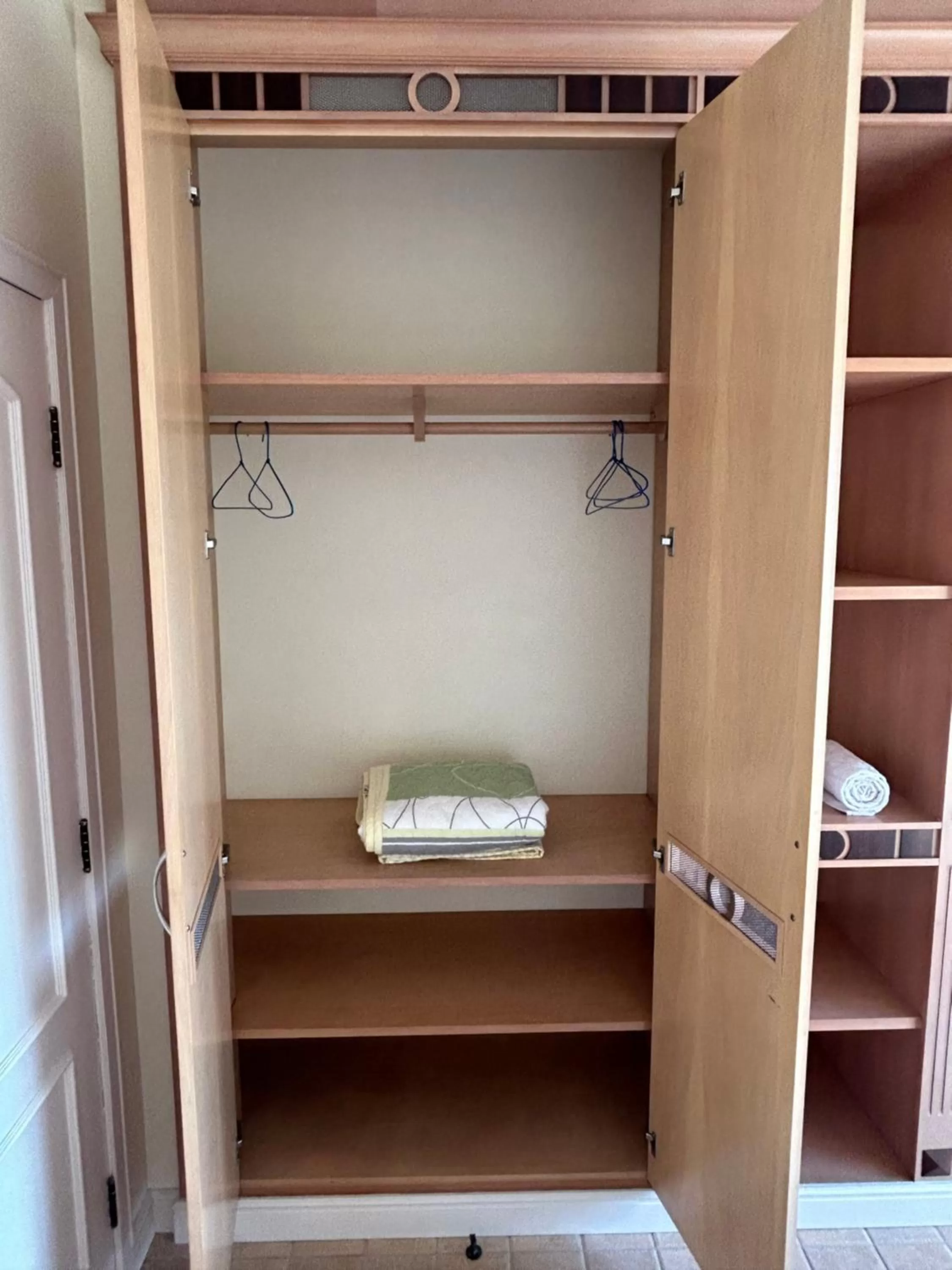 wardrobe in Golfinhos Apart Hotel