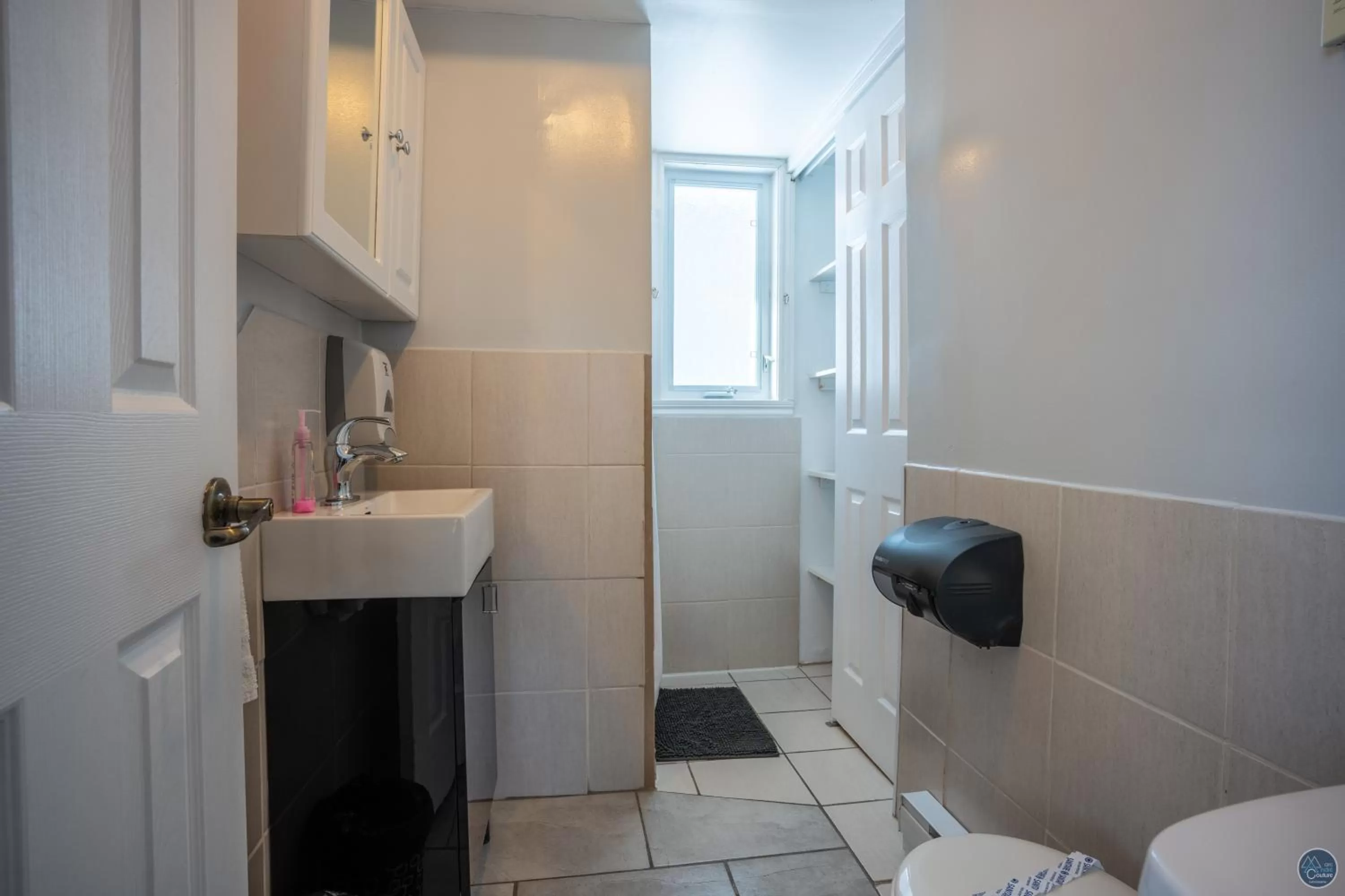 Toilet, Bathroom in Auberge Éva