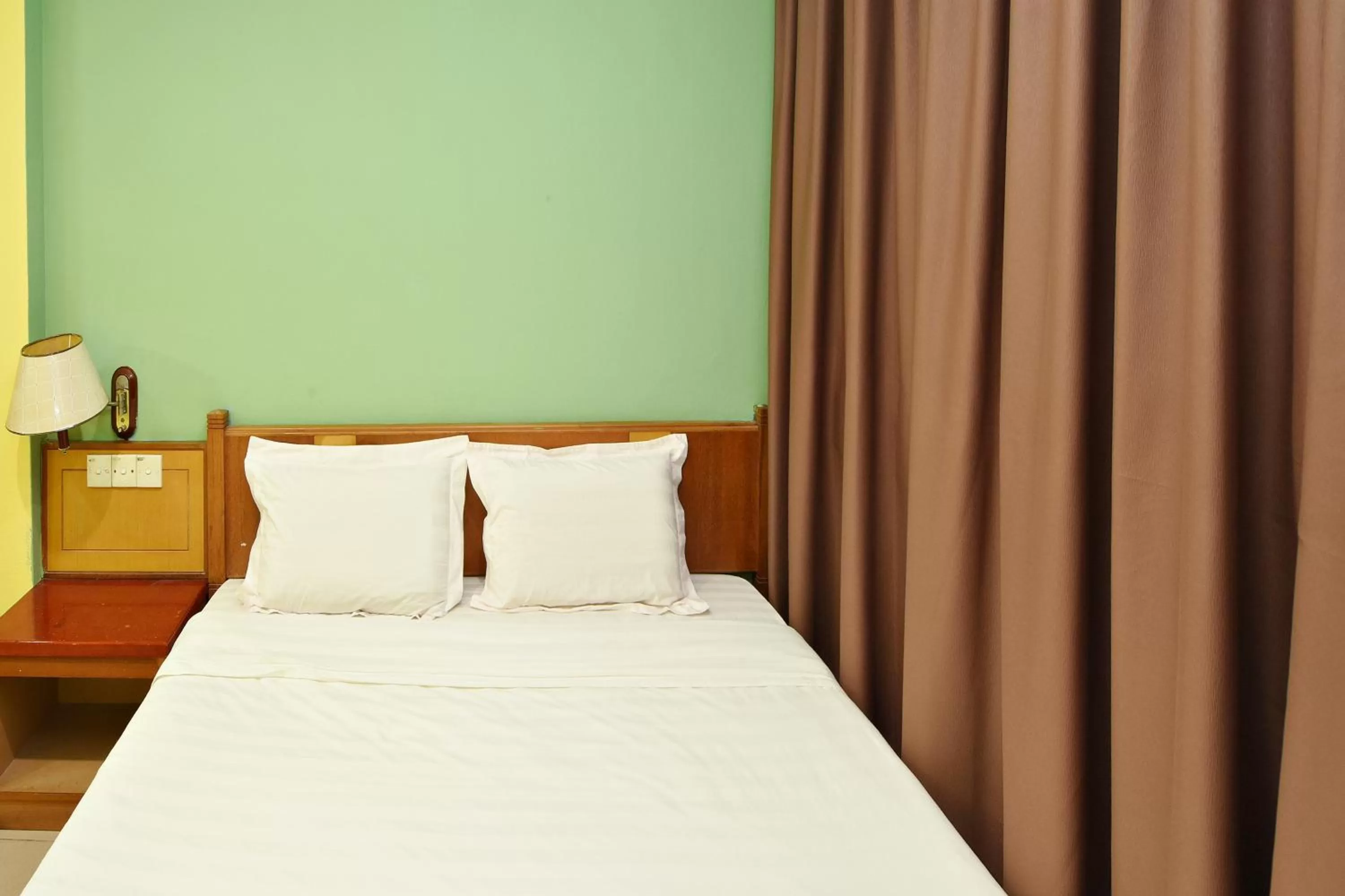 Bed in Mandarin Inn by Glex