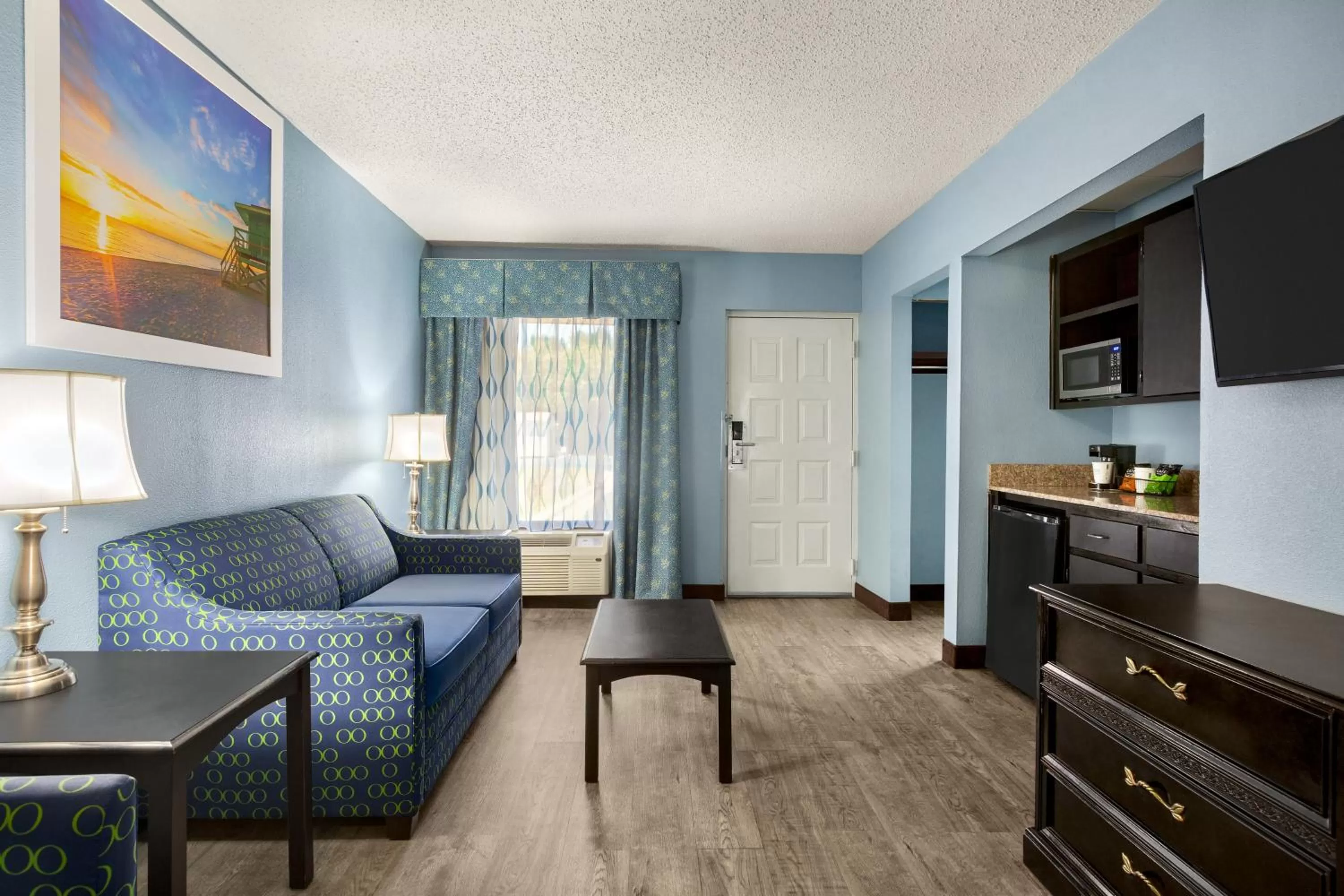 Deluxe King Suite in Days Inn by Wyndham Weldon Roanoke Rapids