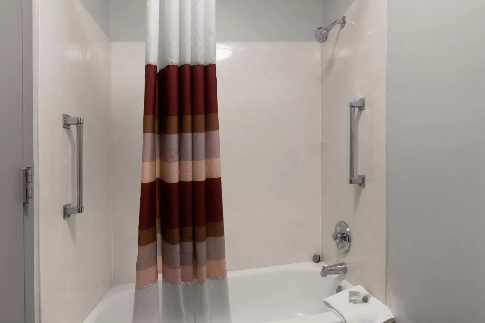 Bathroom in Red Roof Inn & Suites Savannah Airport