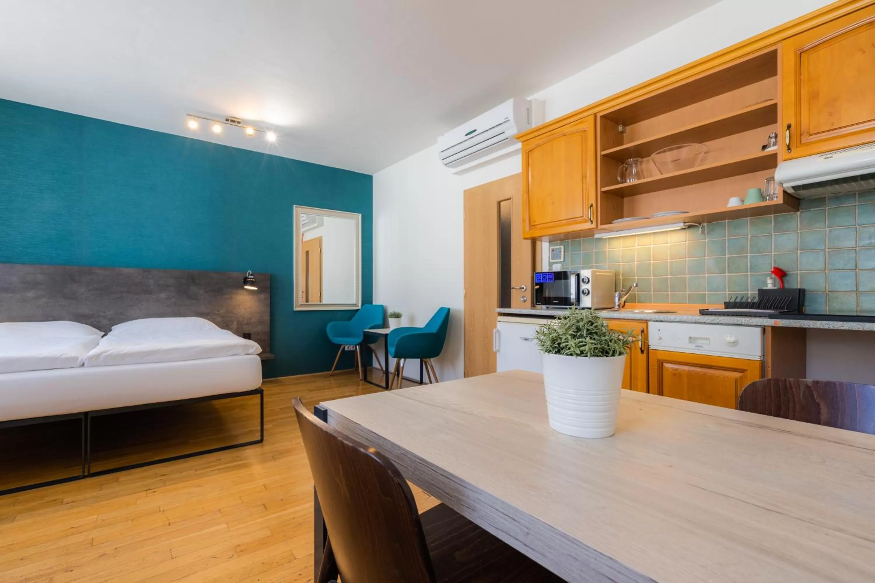 Kitchen or kitchenette, Bed in EA ApartHotel Melantrich