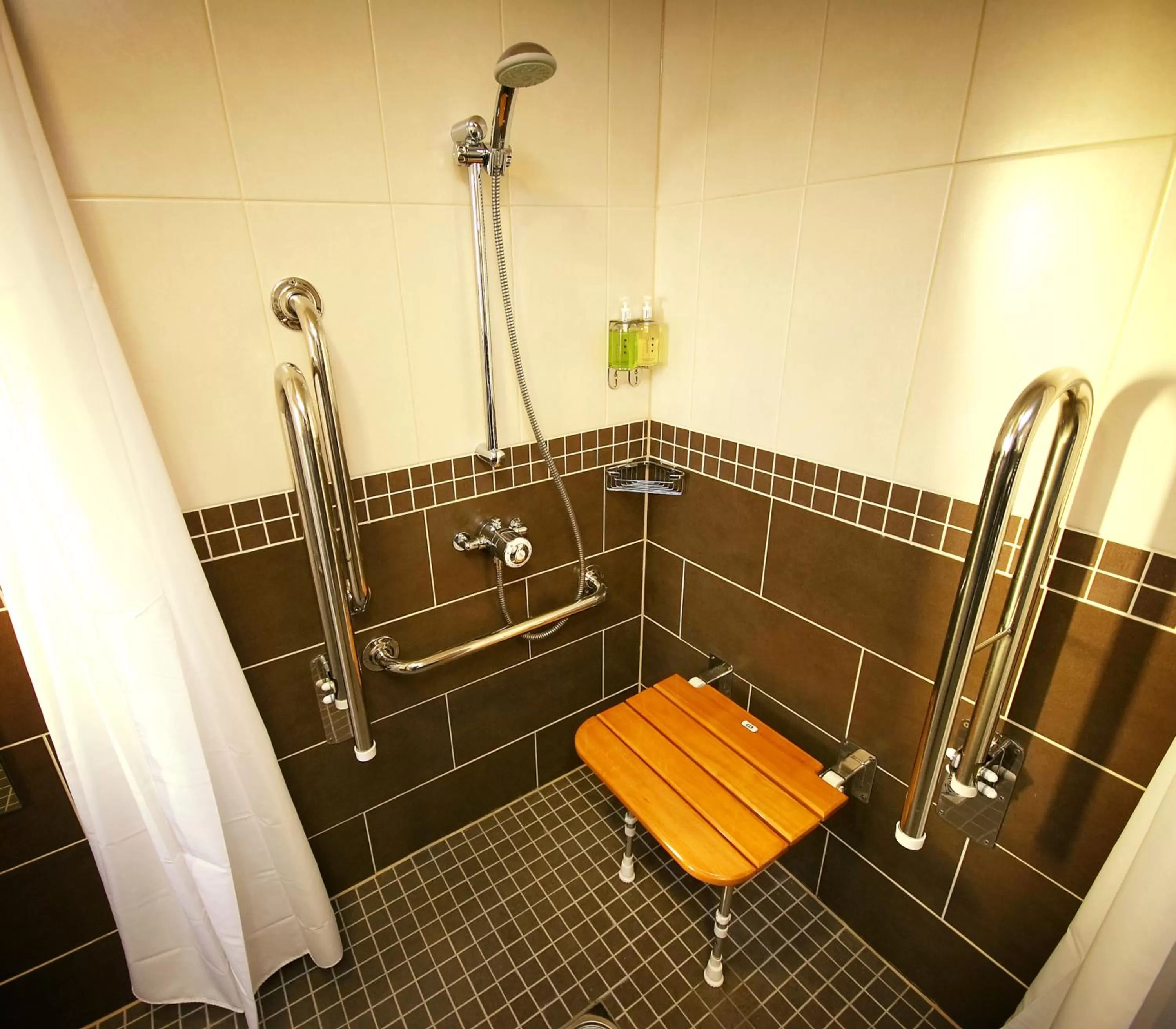 Shower in Belmore Court & Motel