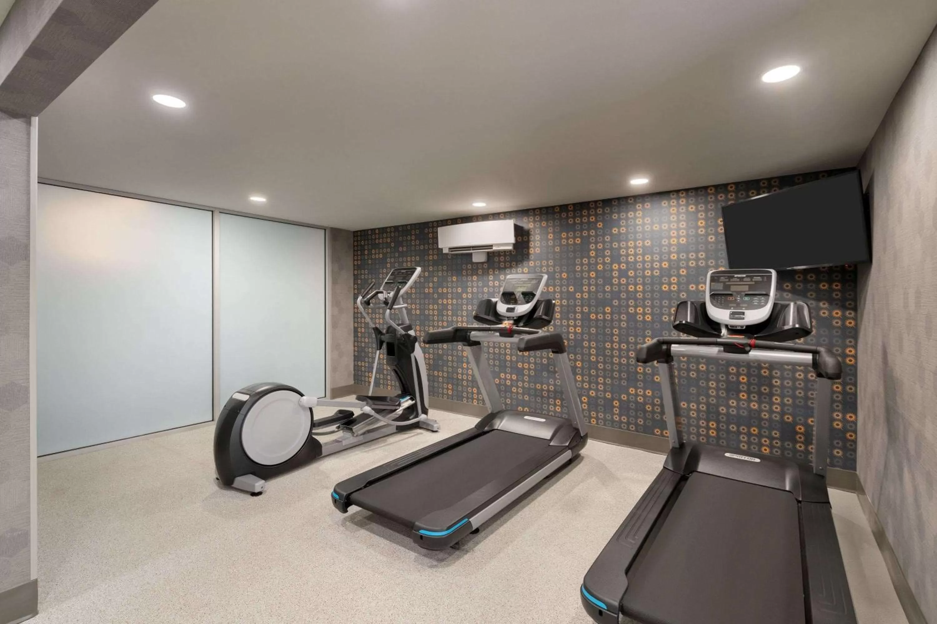 Fitness centre/facilities in La Quinta Inn & Suites by Wyndham Springfield