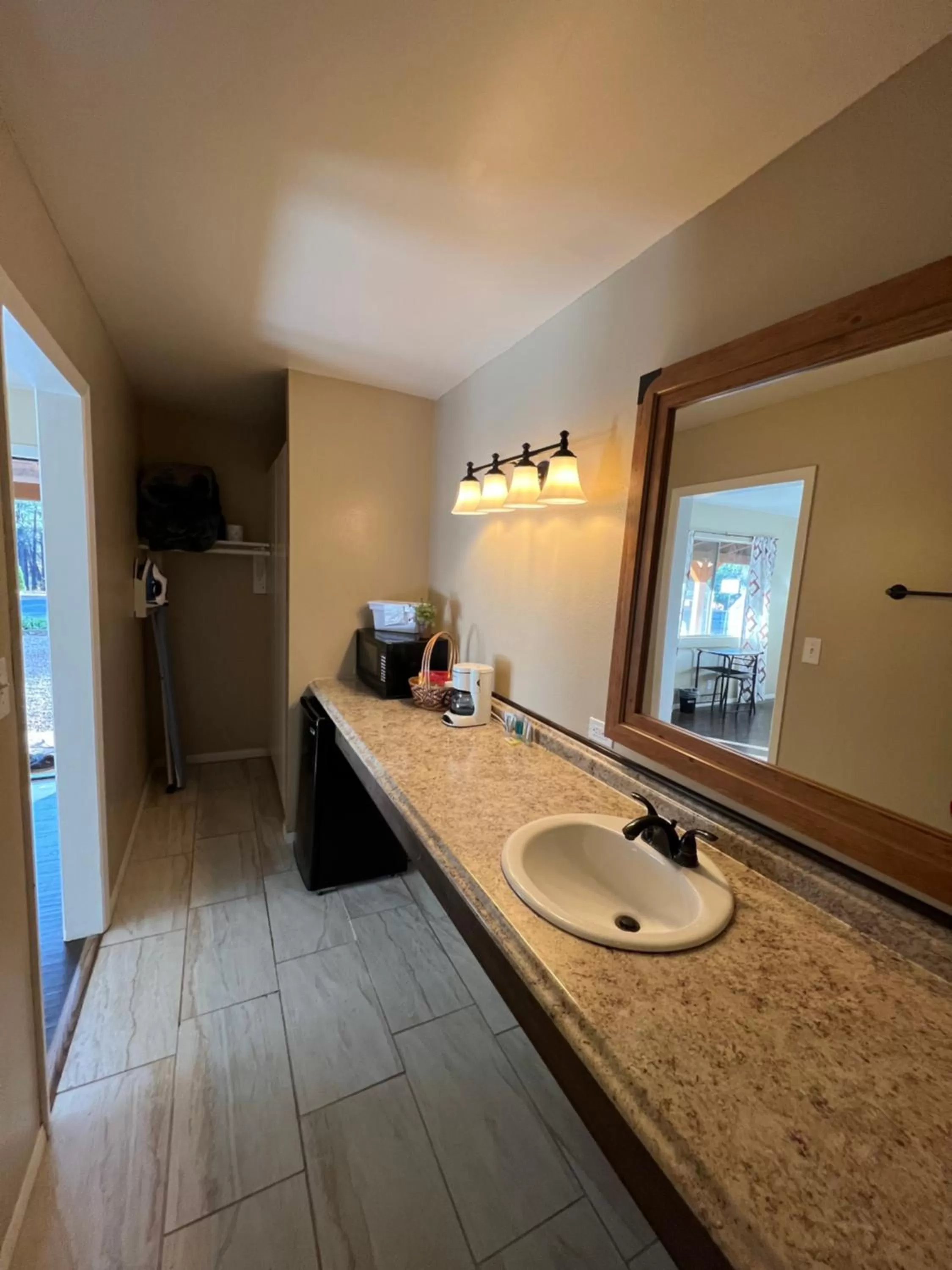 Kitchen/Kitchenette in TimberLodge Inn