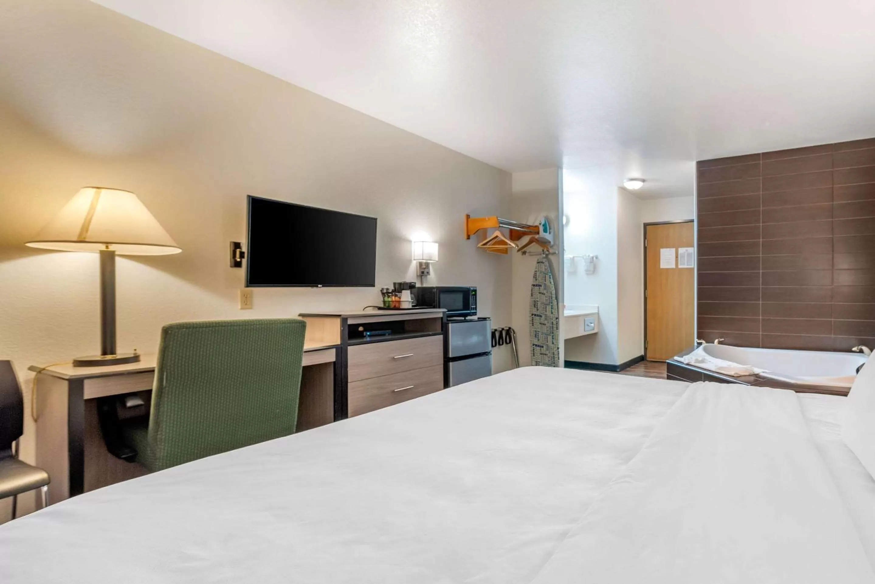 Photo of the whole room, Bed in Econo Lodge Pueblo North