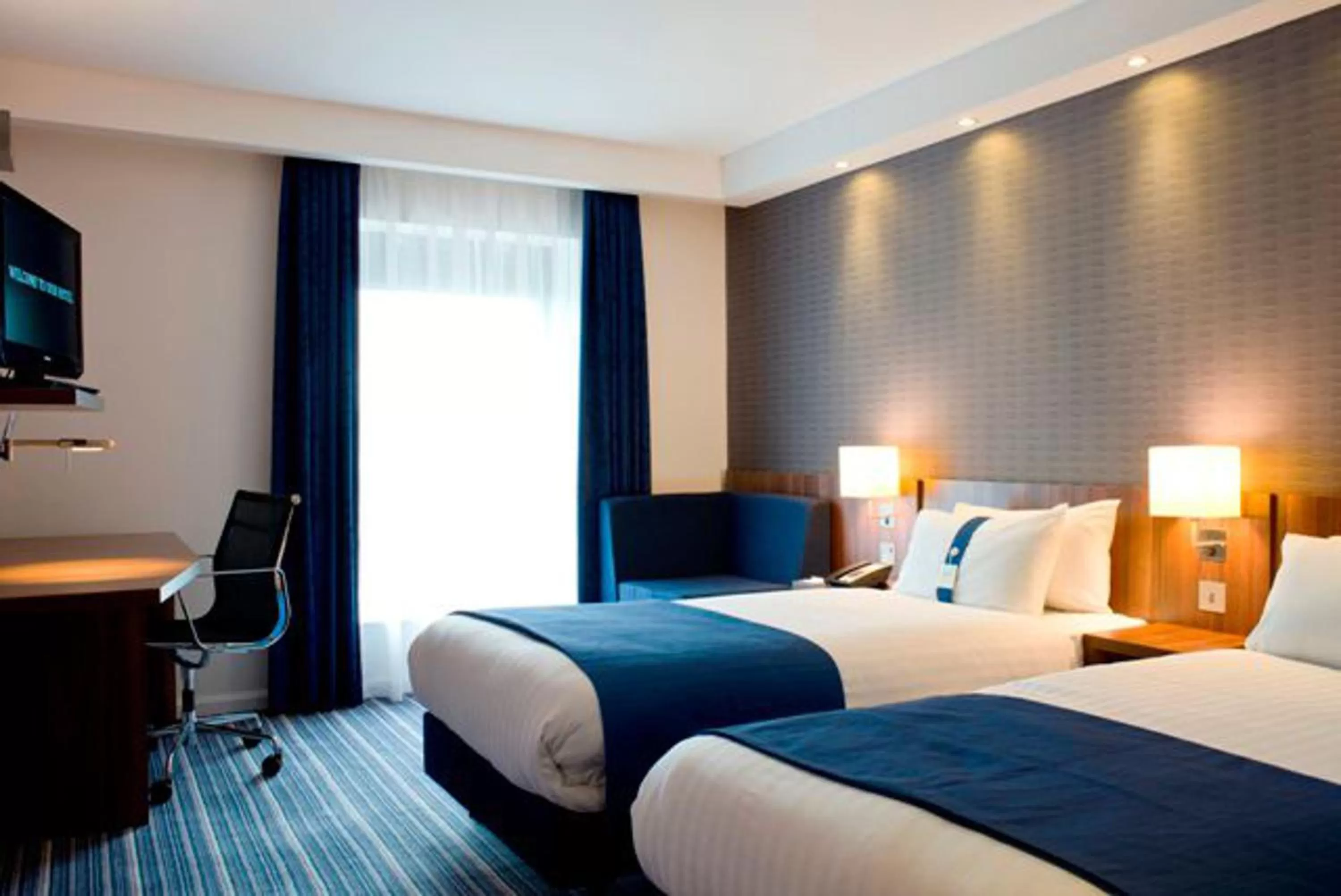 Photo of the whole room, Bed in Holiday Inn Express Toulon - Est by IHG