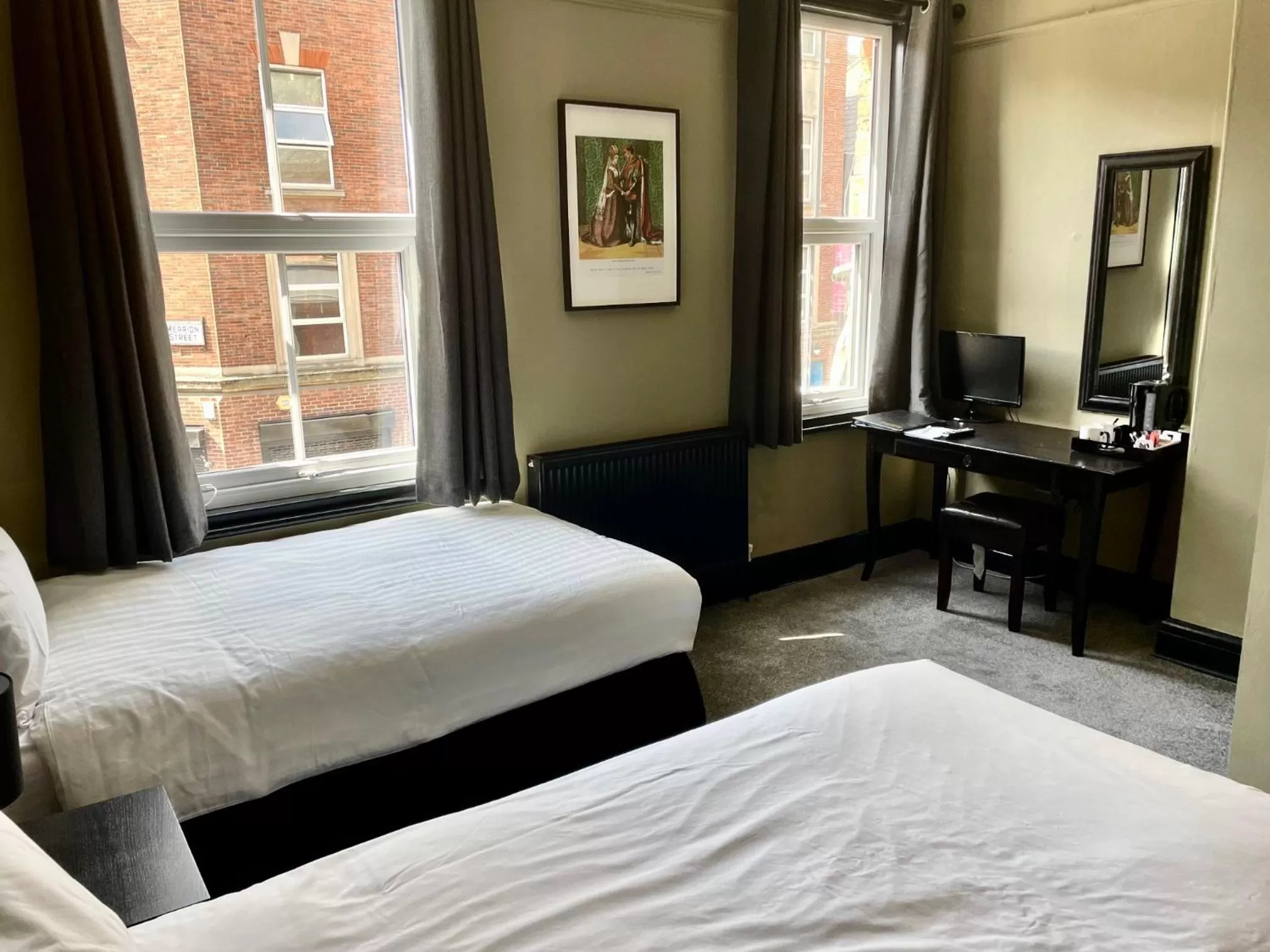 Shower, Bed in The Wrens