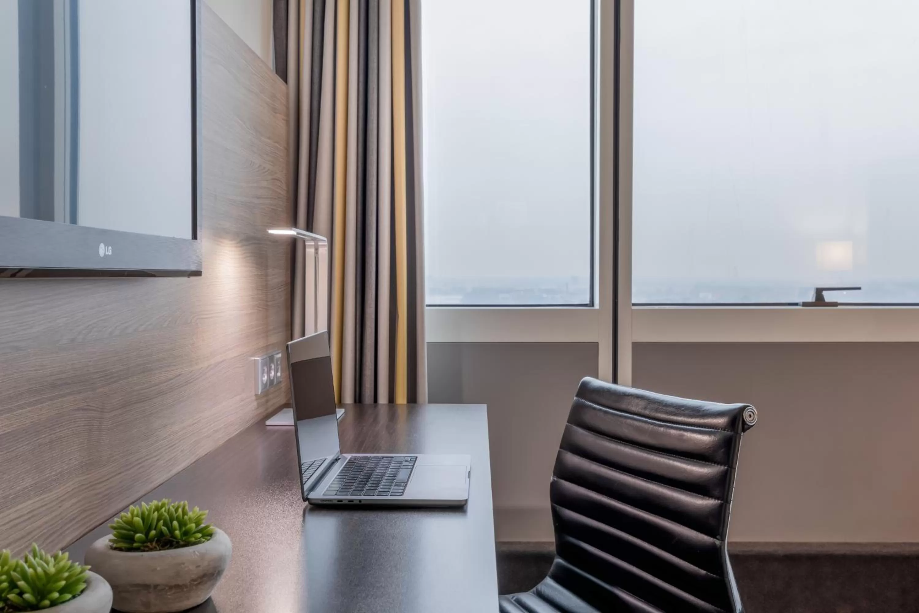 TV and multimedia in Garner Hotel Berlin - Spandau by IHG