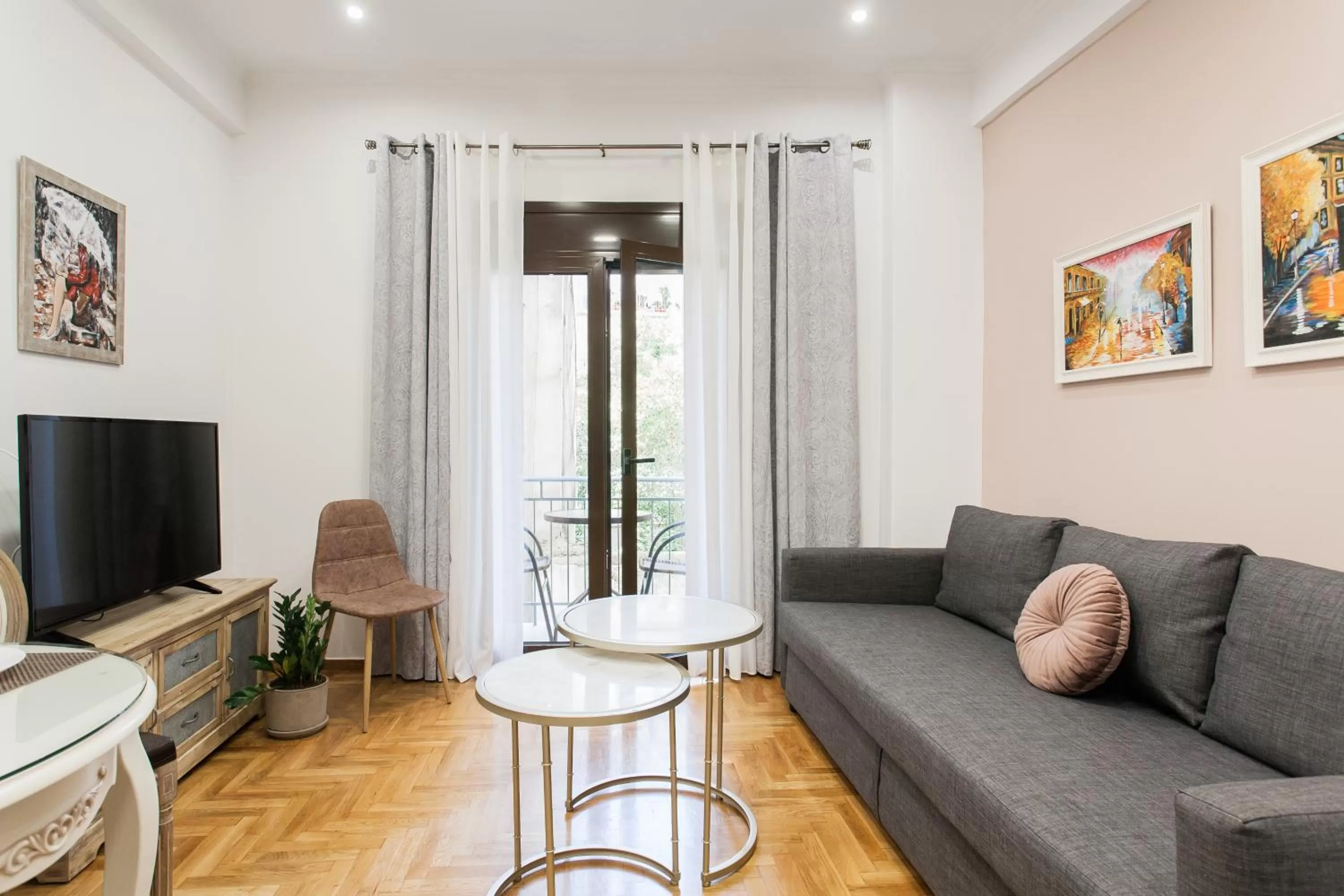 TV and multimedia in Nicholas Point Apartments and Rooms