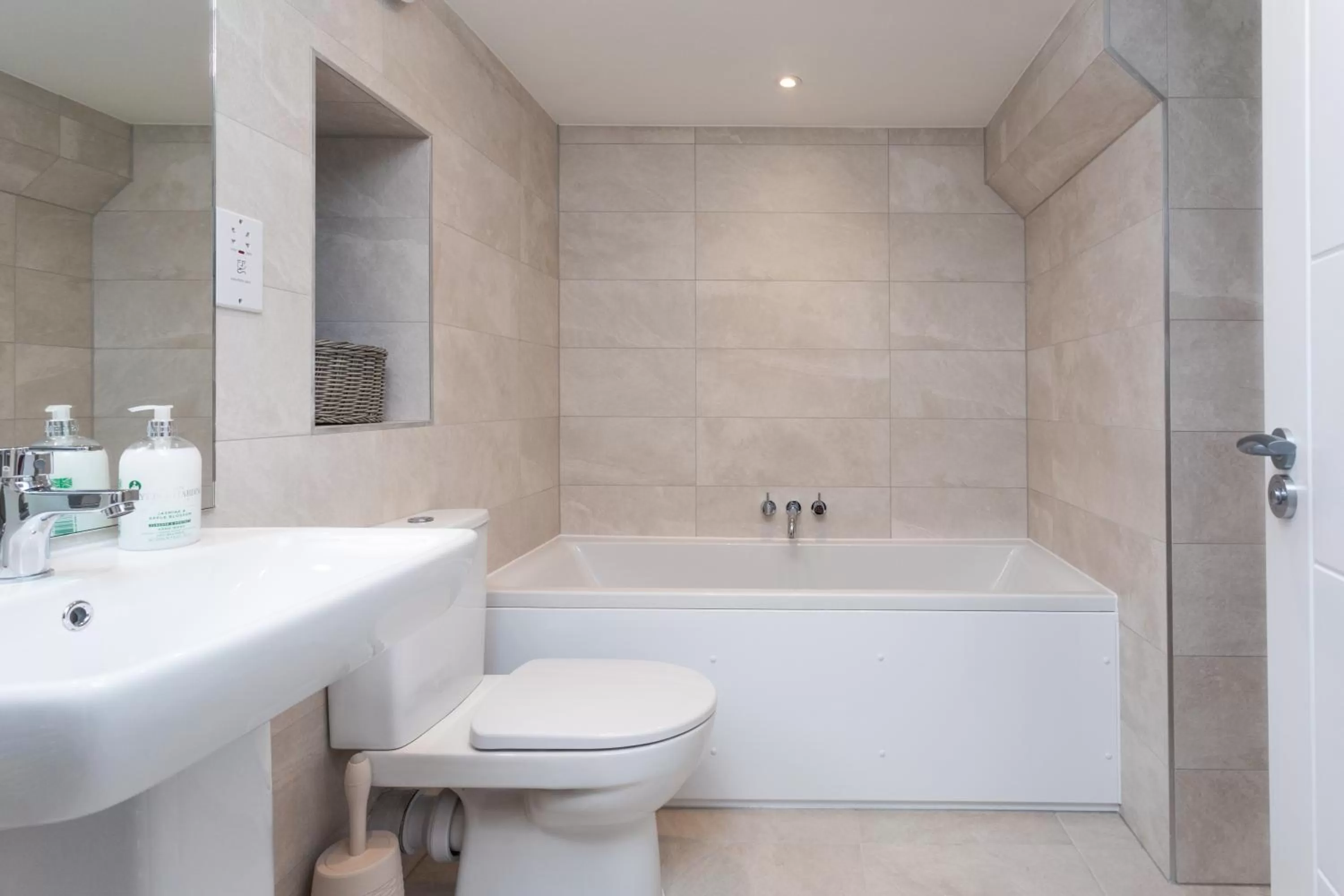 Shower in No.192 Oxford