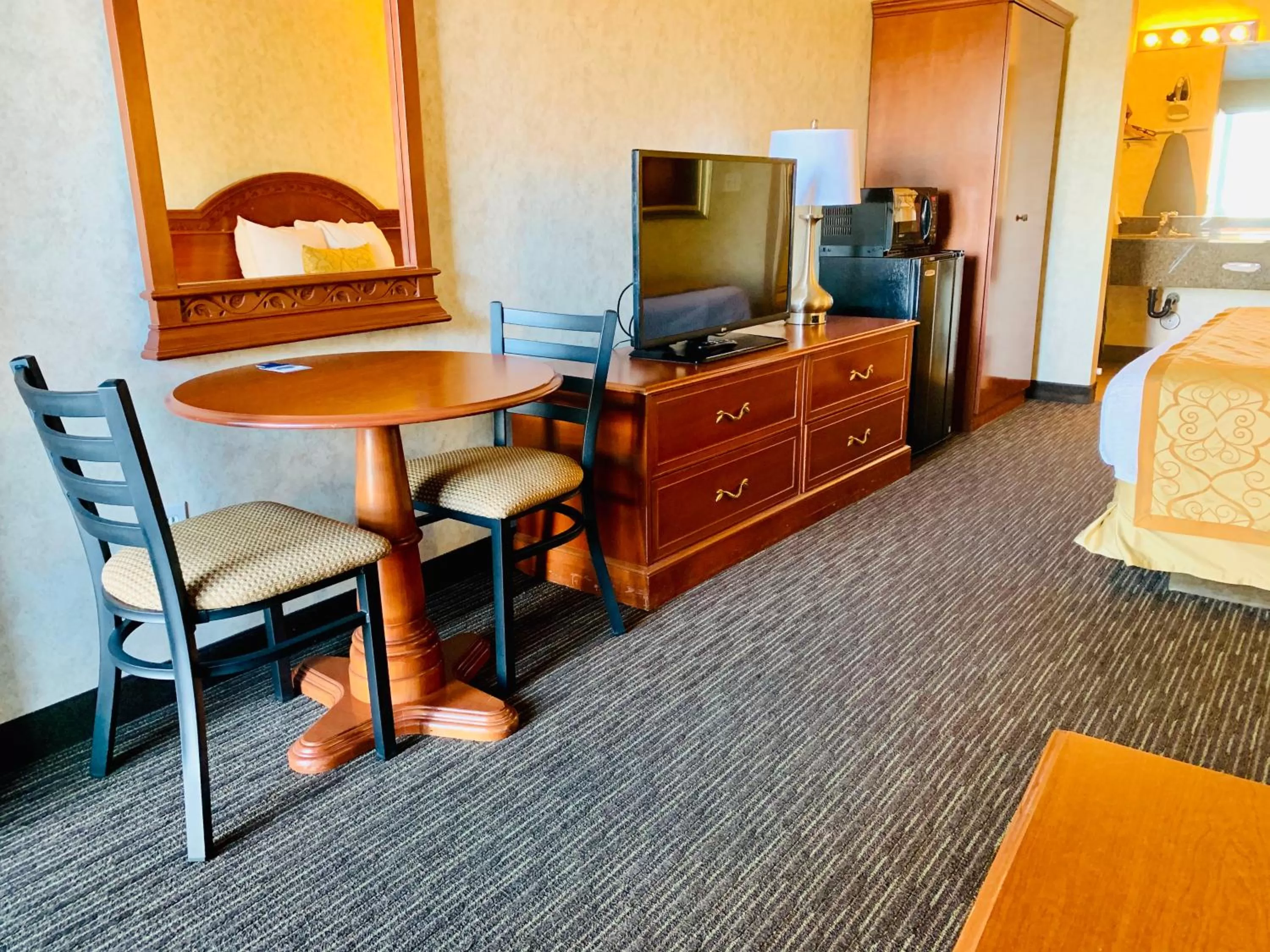 TV and multimedia, Bed in St. George Inn and Suites