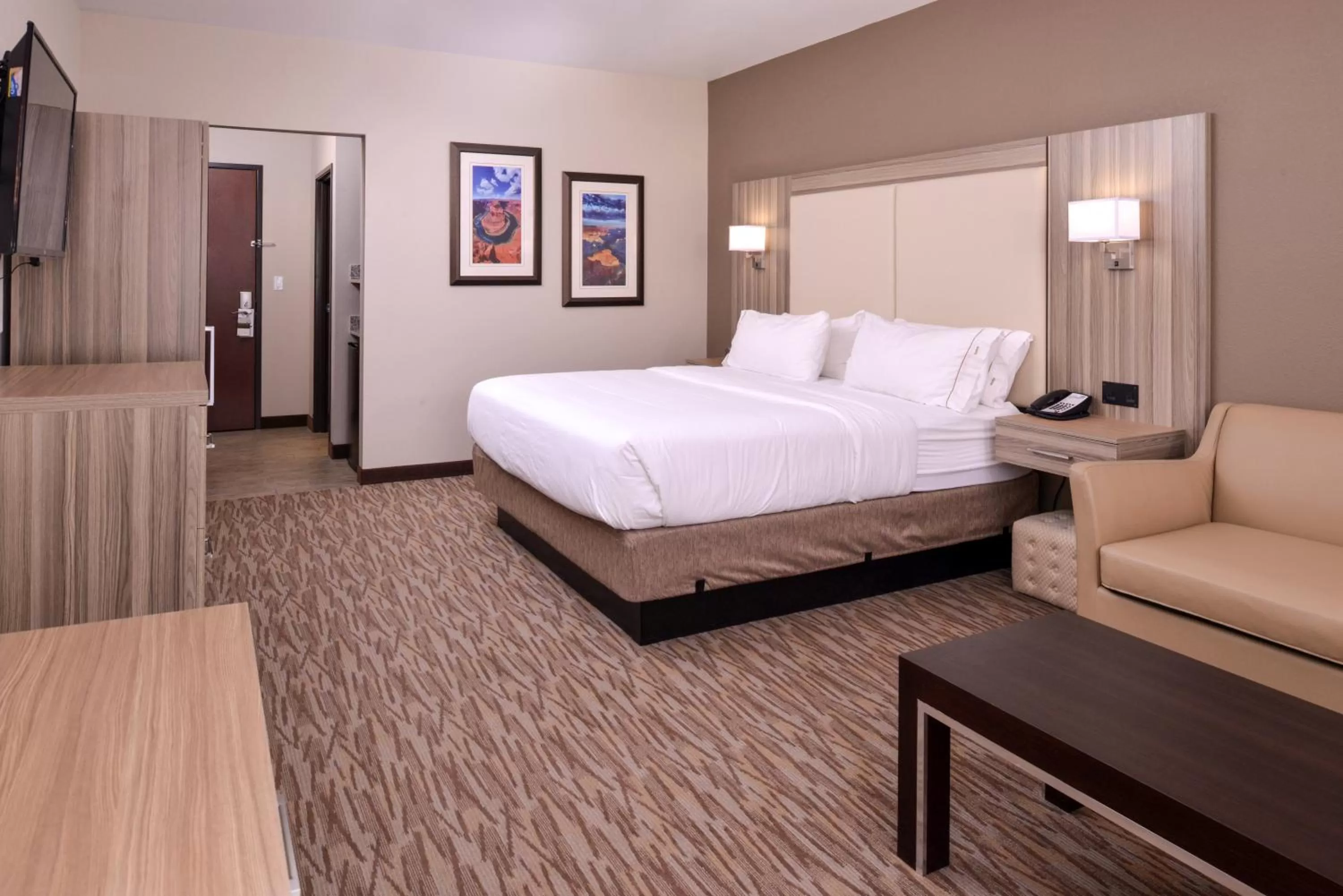 Photo of the whole room, Bed in Holiday Inn Express & Suites Williams by IHG