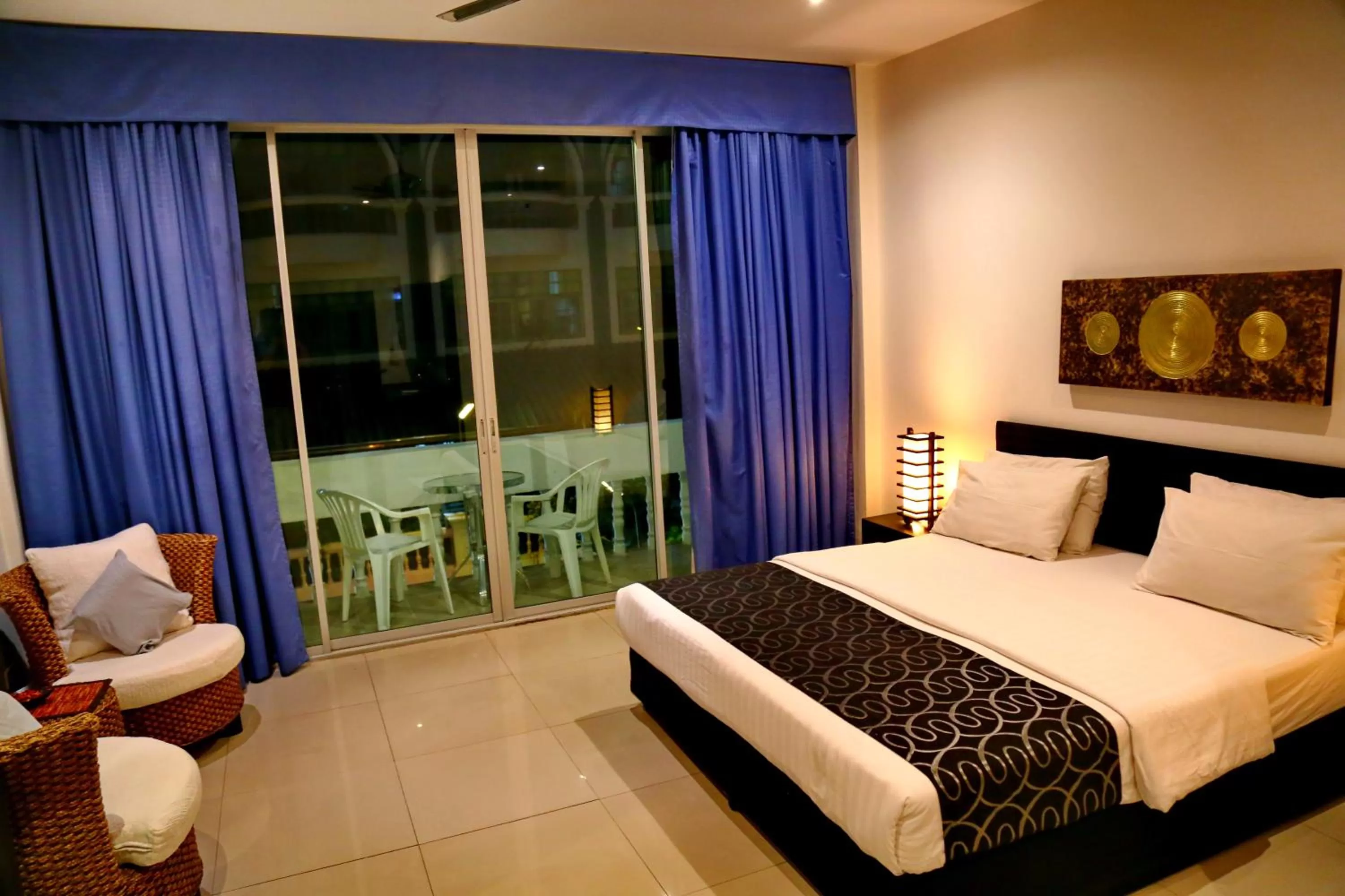 Photo of the whole room, Bed in East Suites