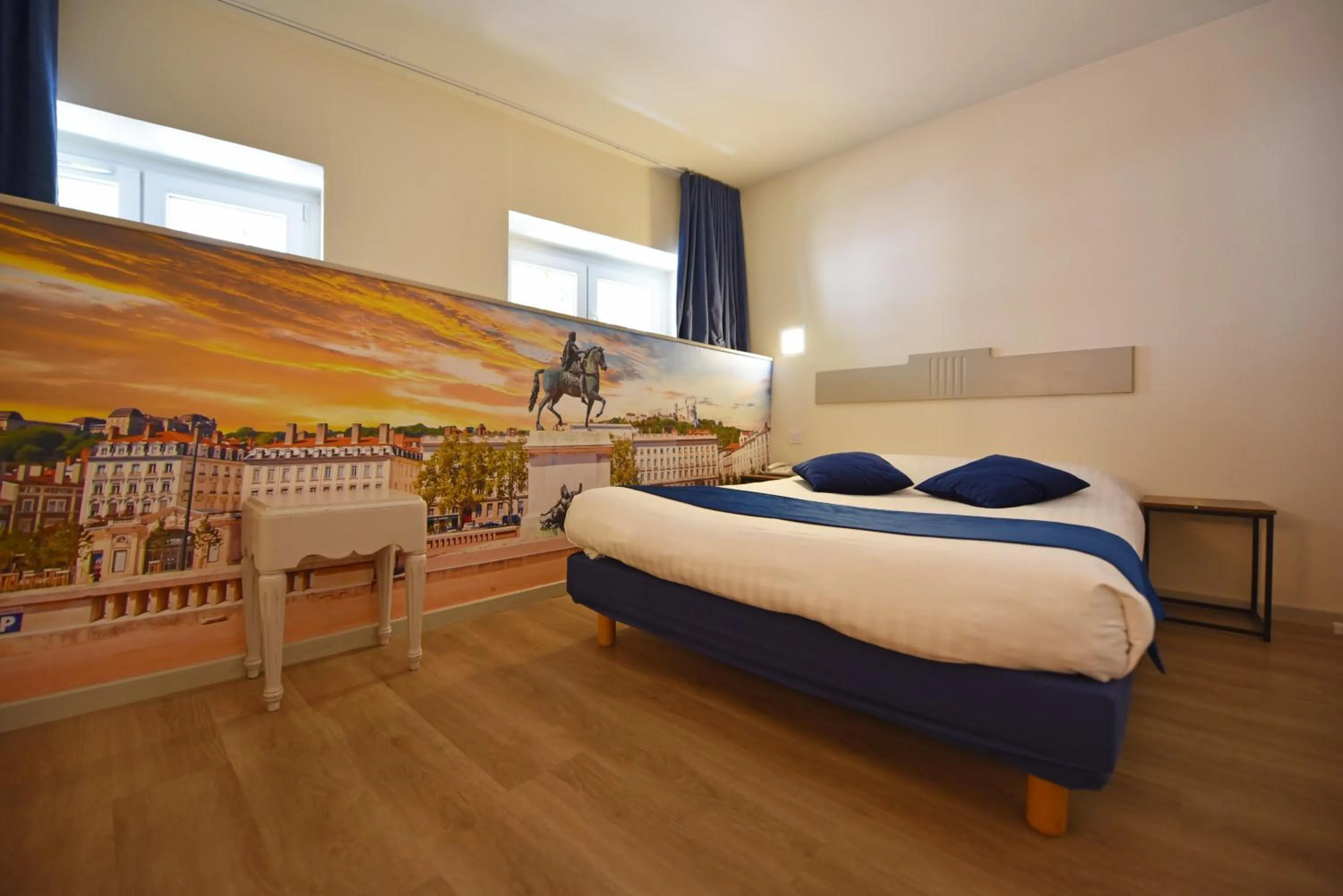 Shower, Bed in Hôtel du Parc