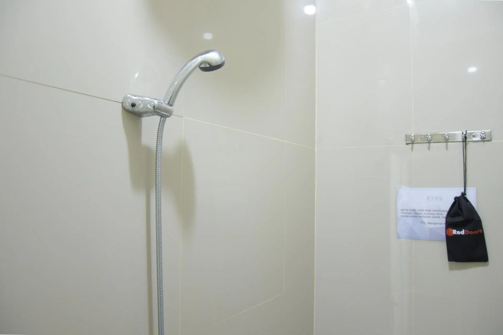 Shower in RedDoorz near GOR Satria Purwokerto
