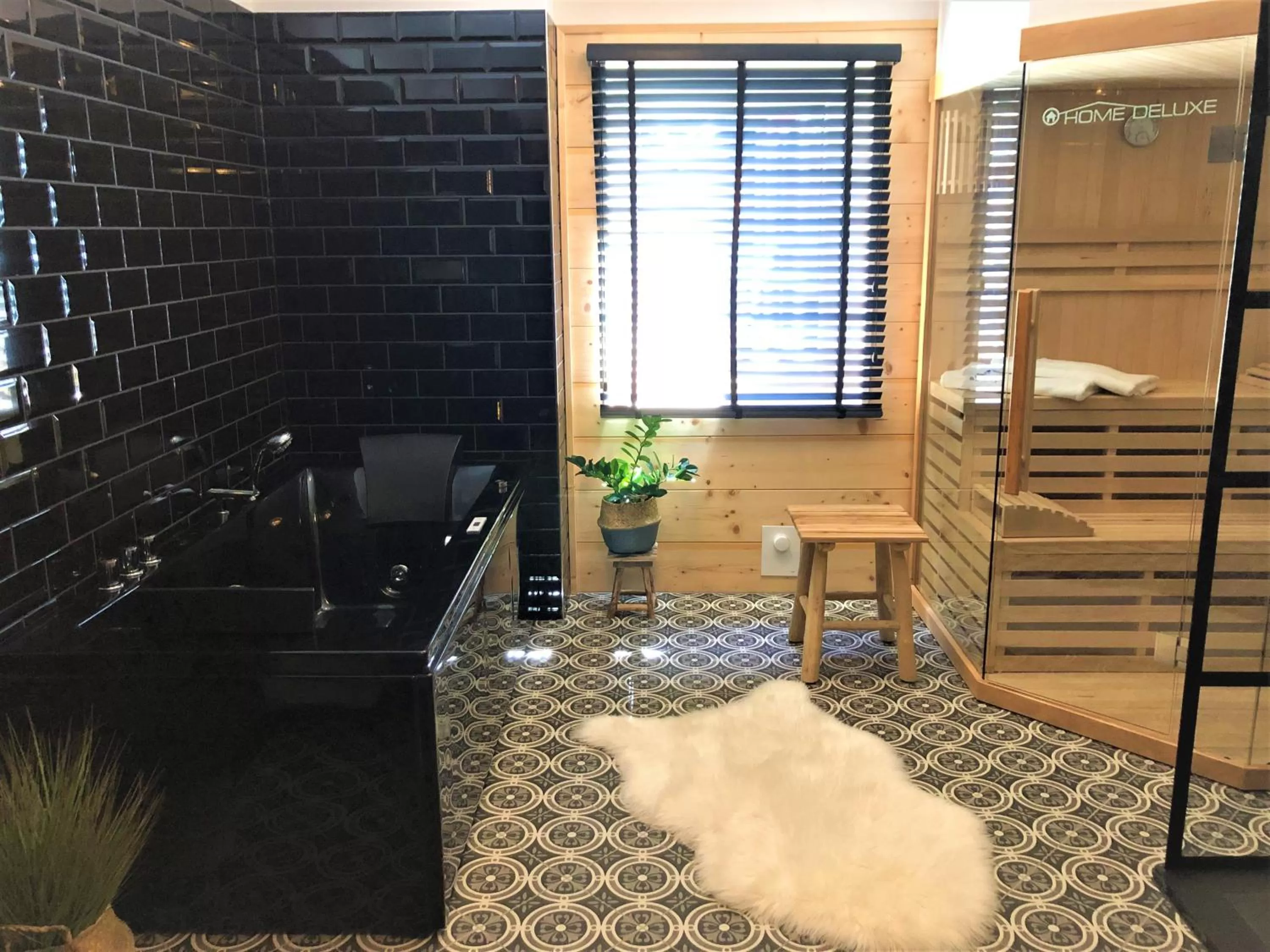 Hot Tub, TV/Entertainment Center in Sauna & Whirlpool - ALPENLIEBE APARTments