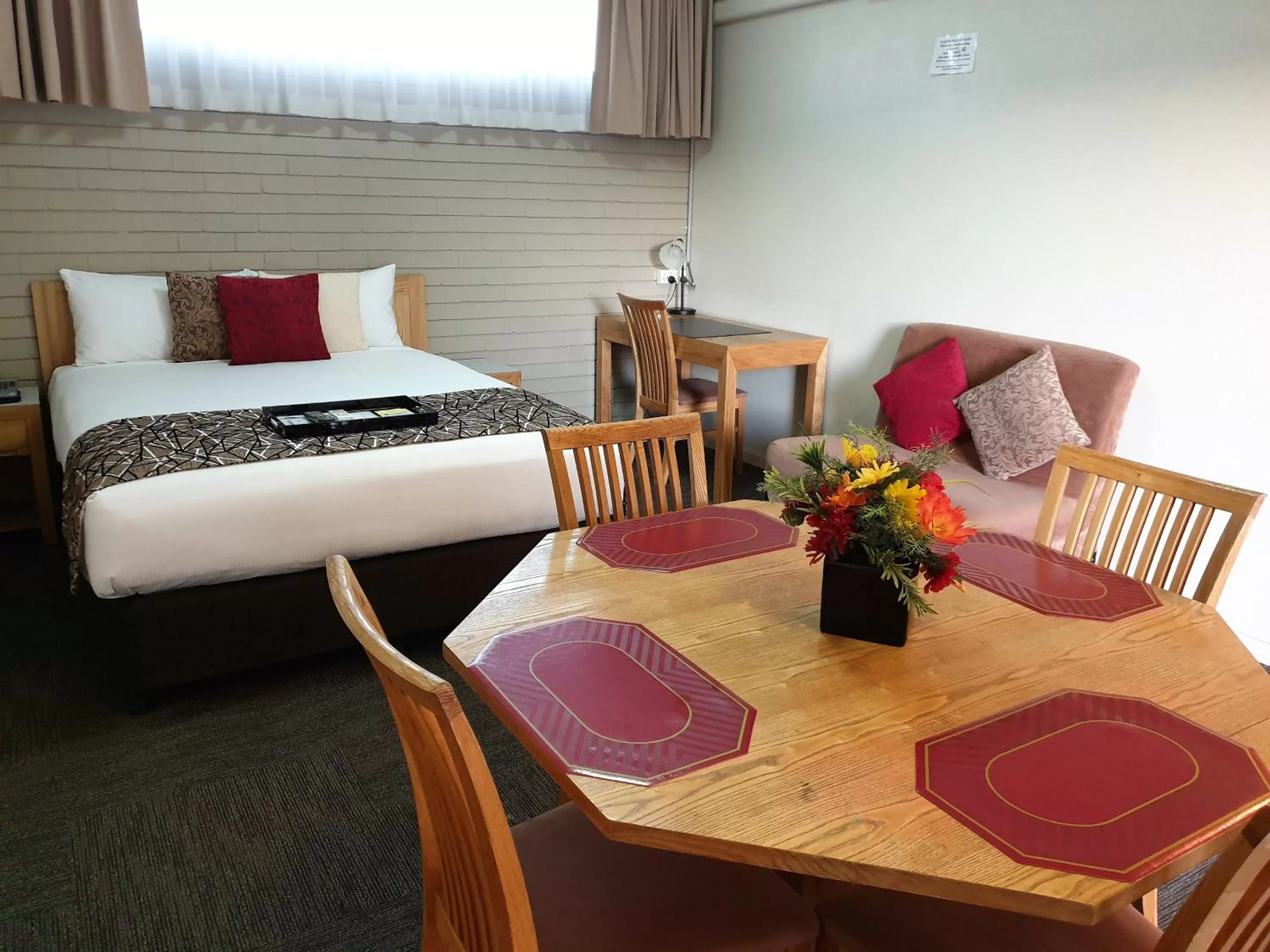 Photo of the whole room, Bed in Best Western Endeavour Motel