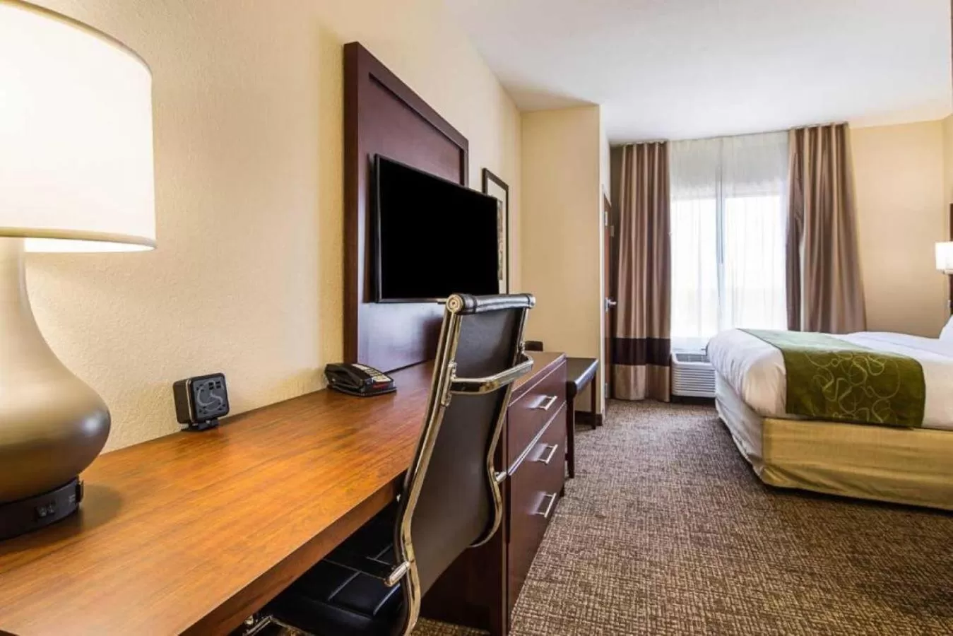 Photo of the whole room, Bed in Comfort Suites Piedmont - Greenville South