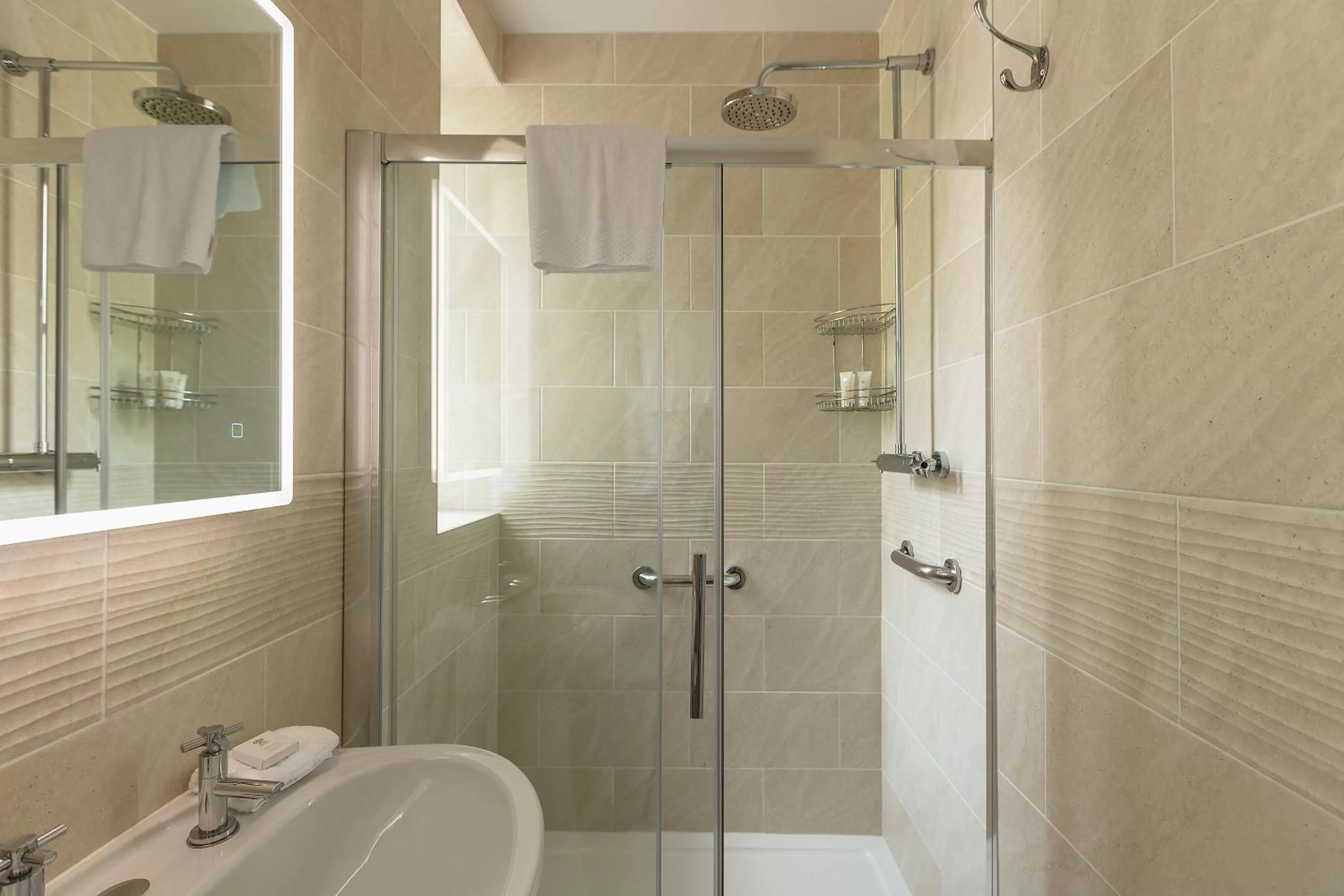 Shower in Farlam Hall Hotel & Restaurant
