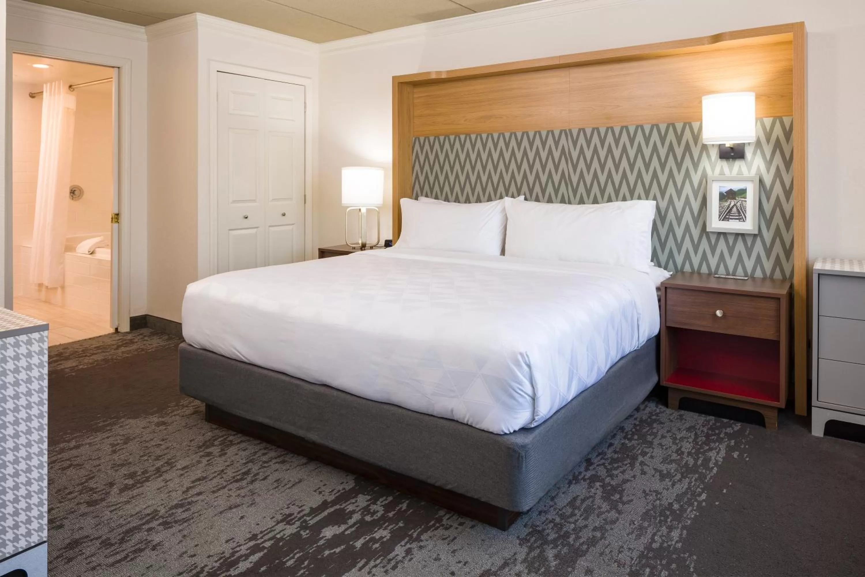 Photo of the whole room, Bed in Holiday Inn Salem by IHG