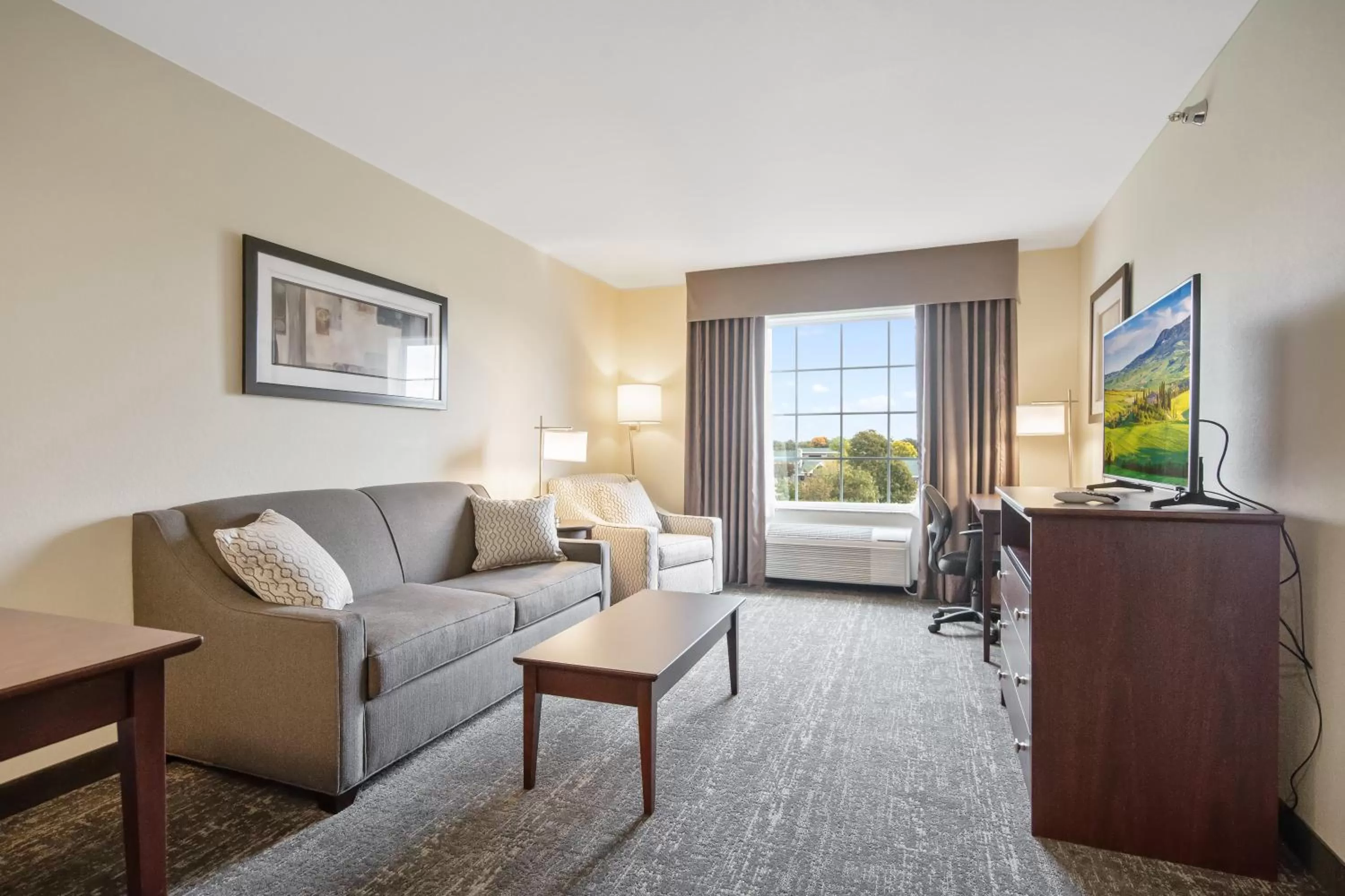 Living room, Bed in Cobblestone Hotel & Suites - Austin