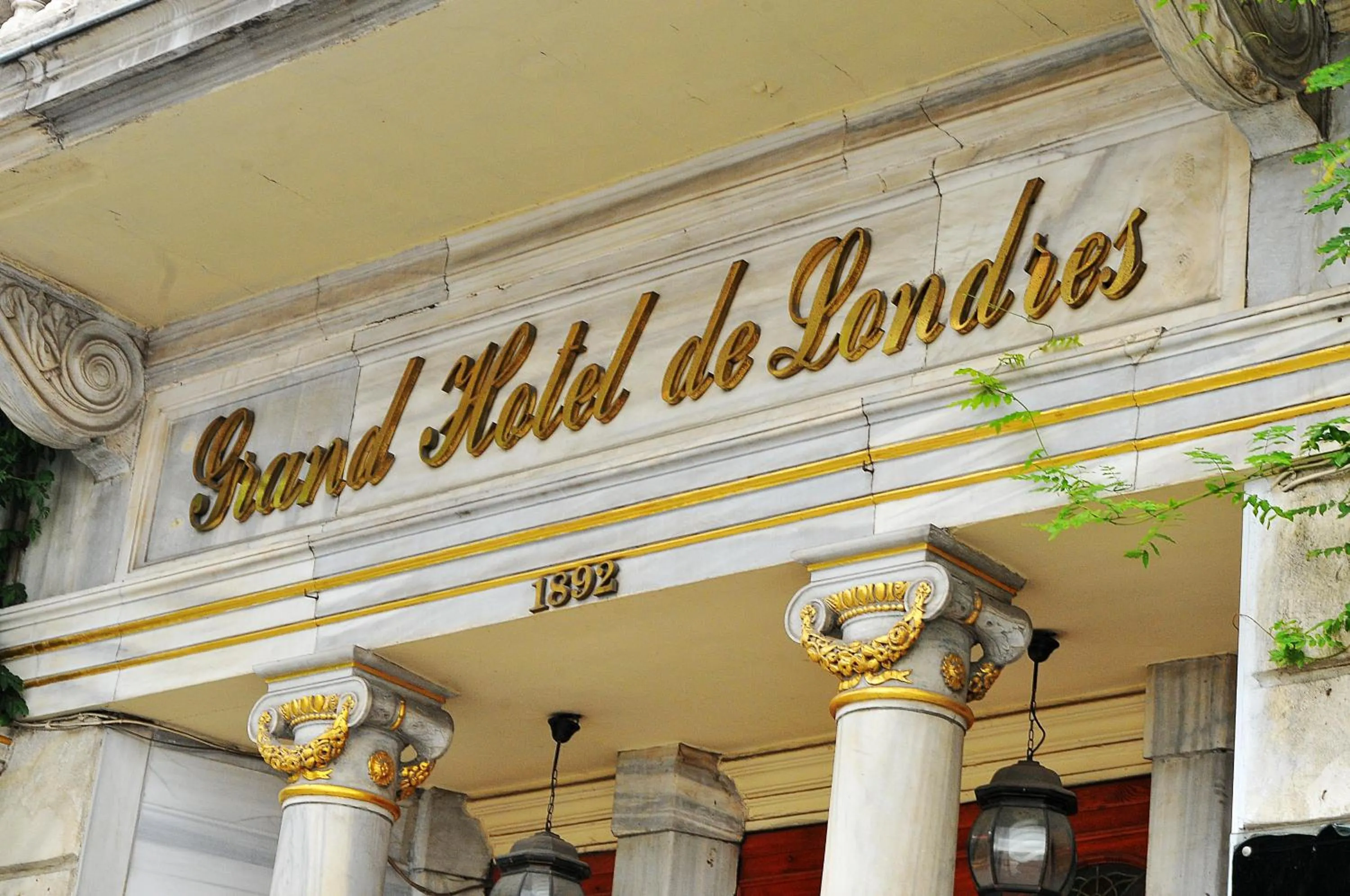 Facade/entrance in Grand Hotel de Londres