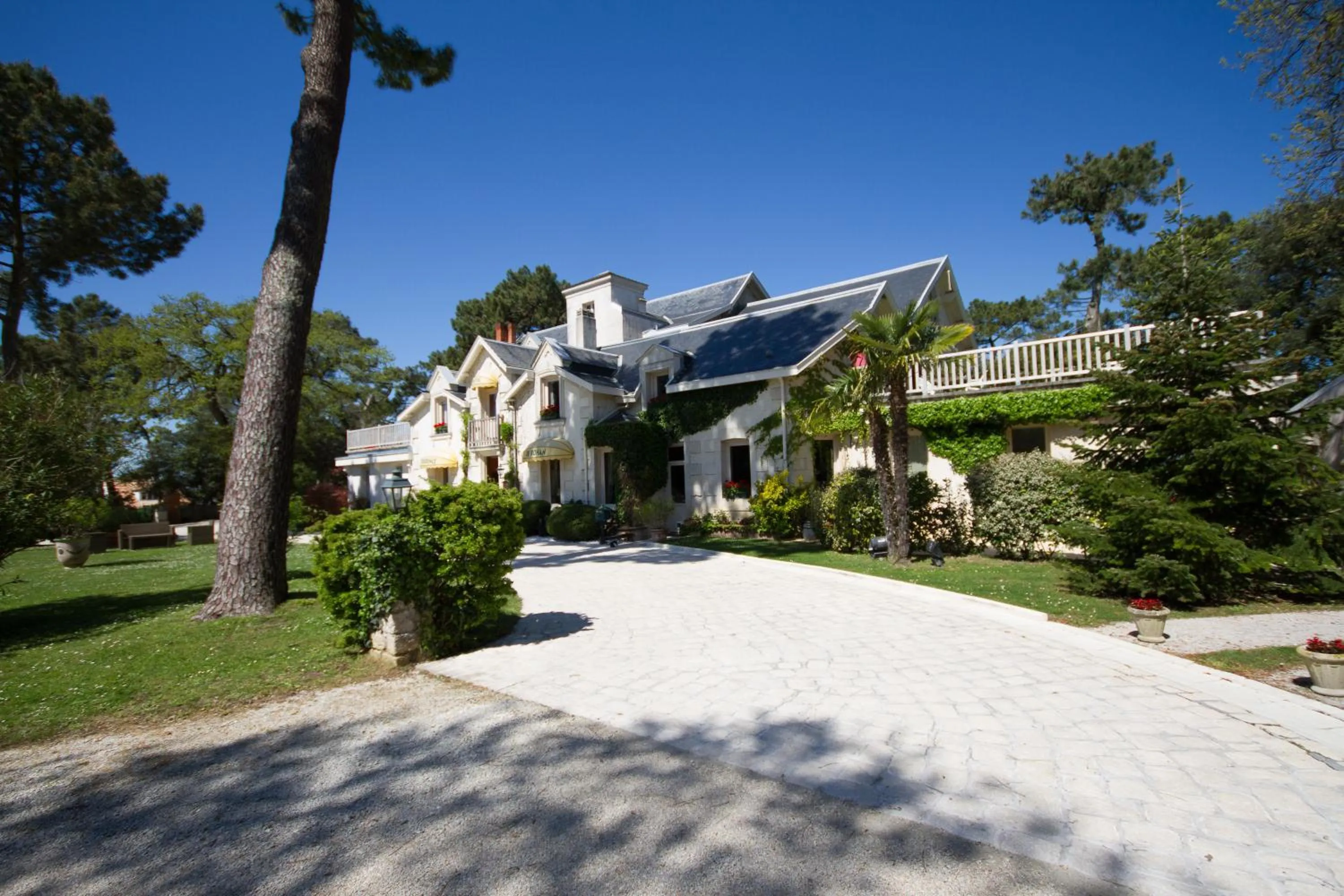 Property building in Hôtel The Originals Résidence de Rohan (EX RELAIS DU SILENCE)