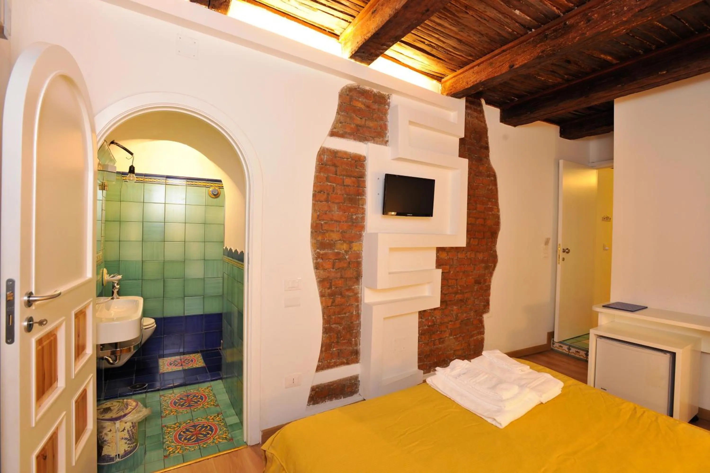 Shower, Bed in Albergo Del Centro Storico