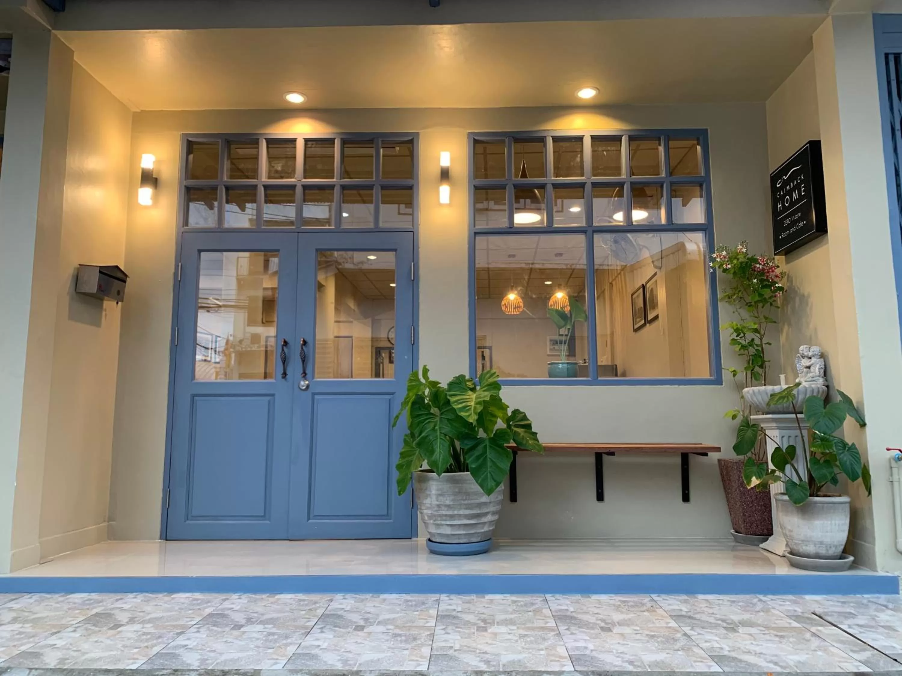 Facade/entrance in Achcha hotel - itsaraphap MRT station - Wat Arun