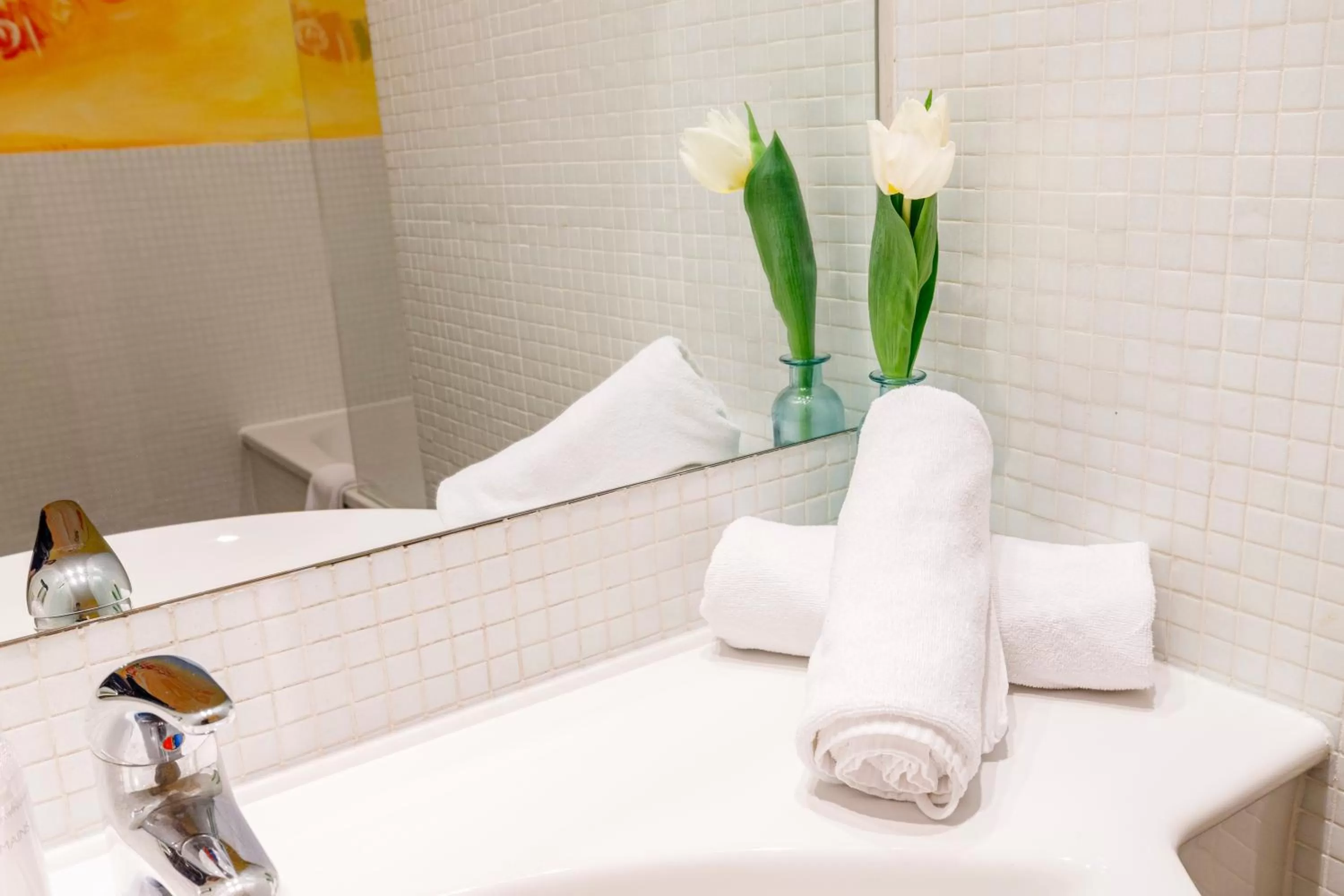 Bathroom, Bed in Hotel Herzoghof