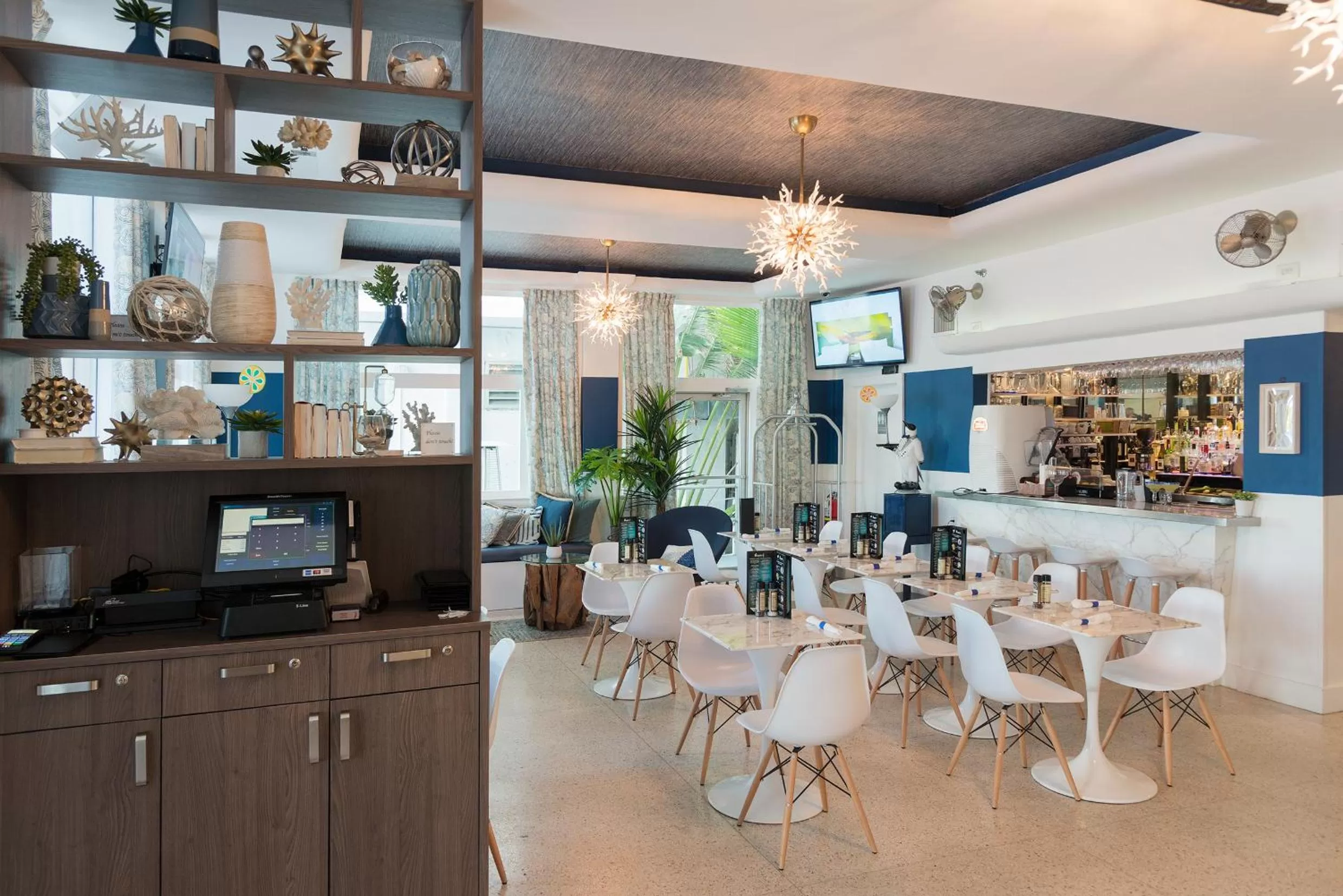 Restaurant/places to eat in Penguin Hotel