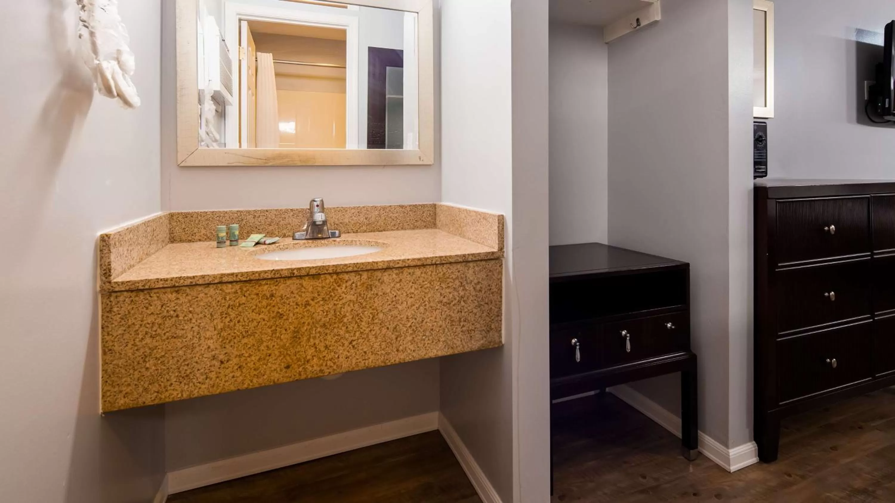 Photo of the whole room, Bathroom in Apple Valley Inn Pigeon Forge