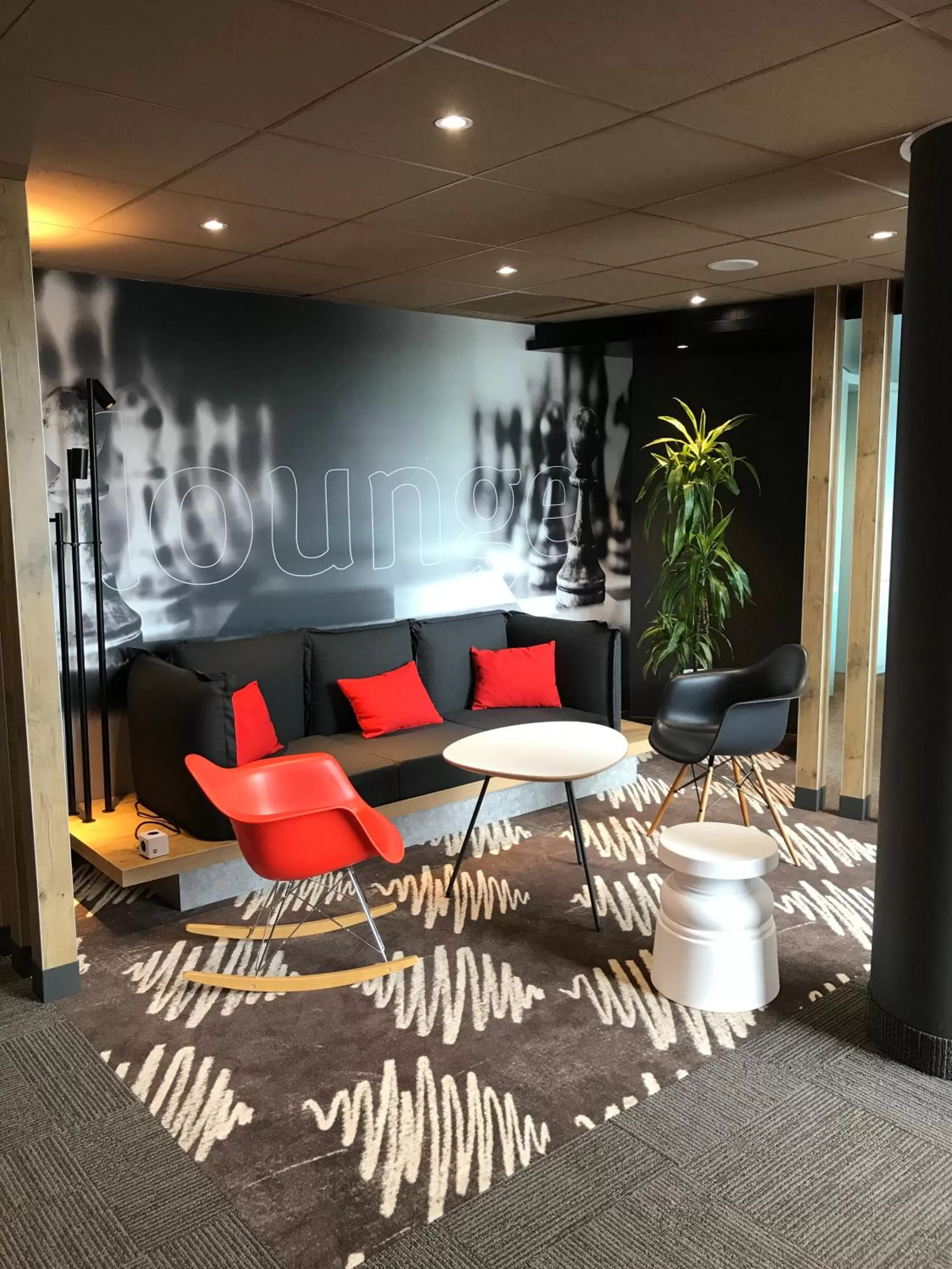 Communal lounge/ TV room in ibis Caen Porte De Bretagne