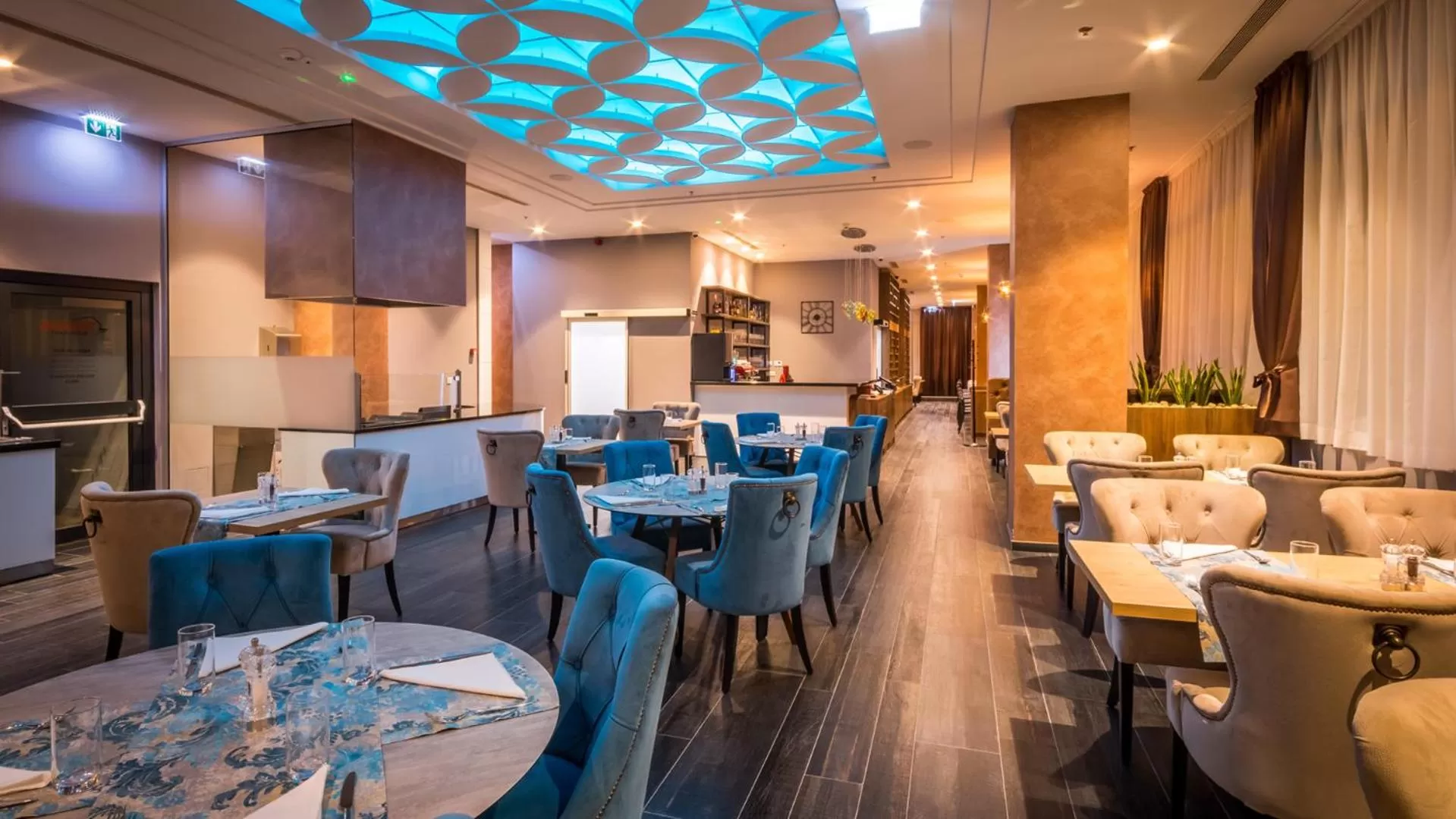 Restaurant/places to eat in Admiral Hotel