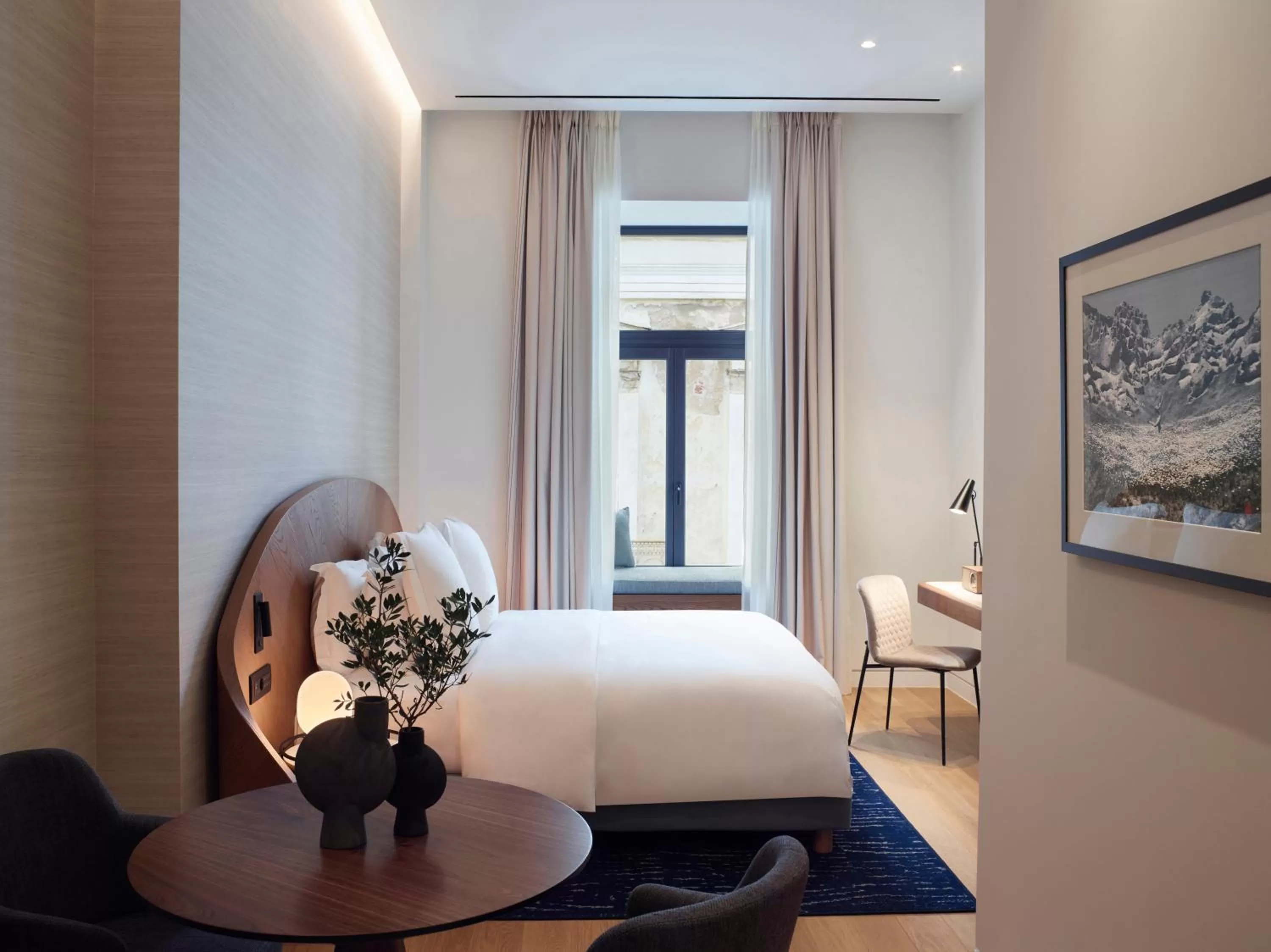 Bedroom, Bed in xenodocheio Milos