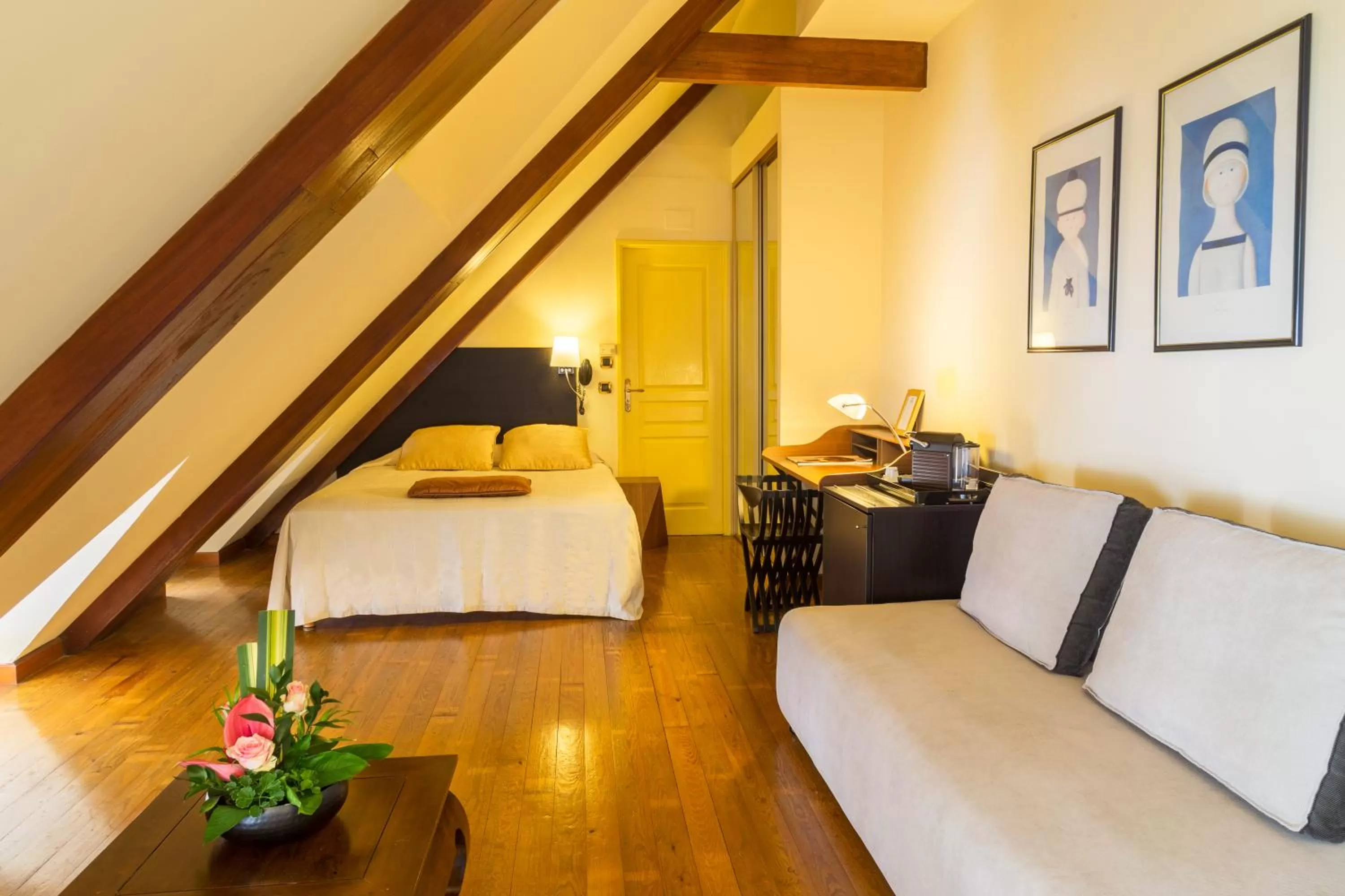 Photo of the whole room, Bed in Le Juliette Dodu- Le charme d'un monument historique