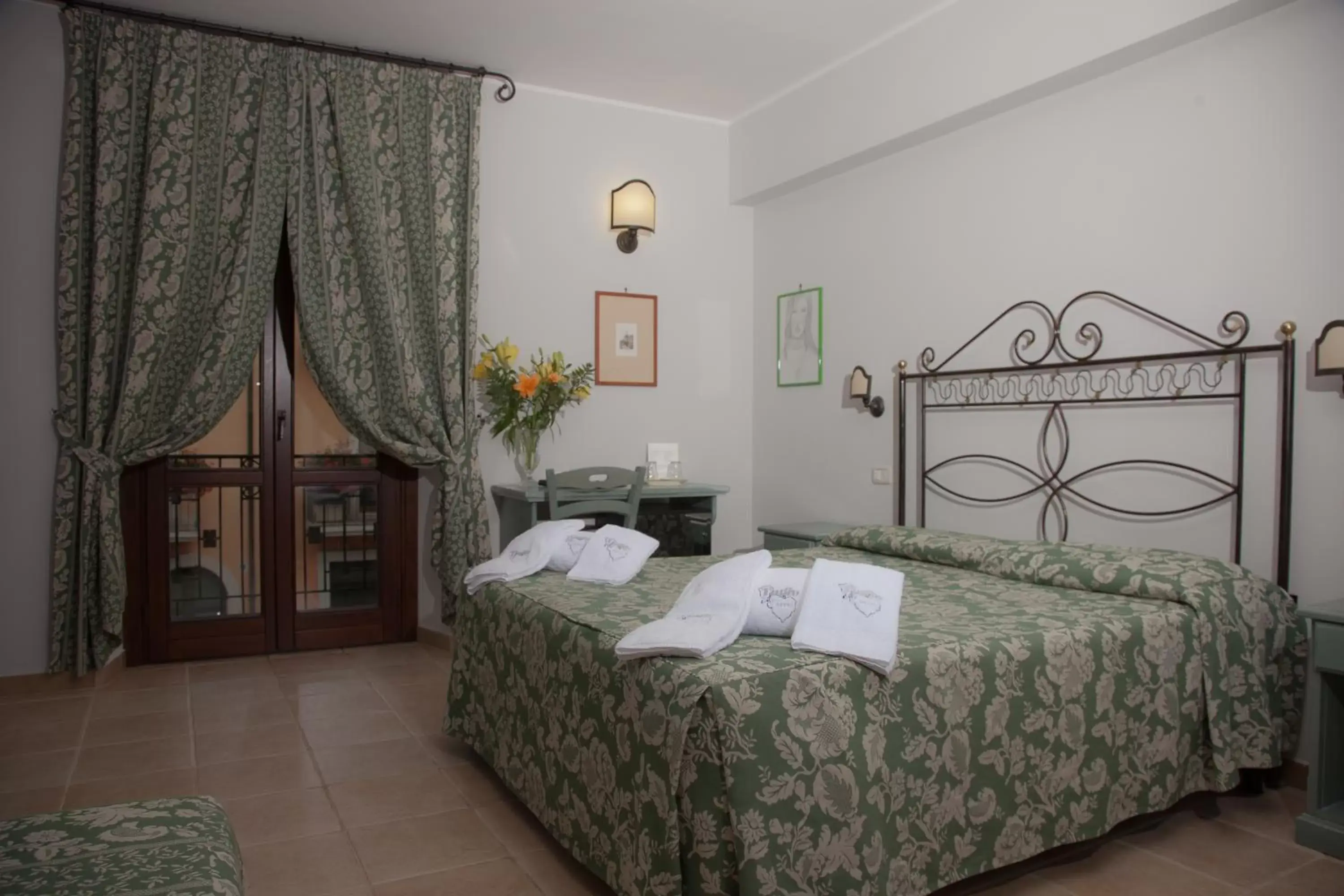 Quadruple Room with Balcony in Hotel Il Tiglio Quadruple Room with Balcony in Hotel Il Tiglio