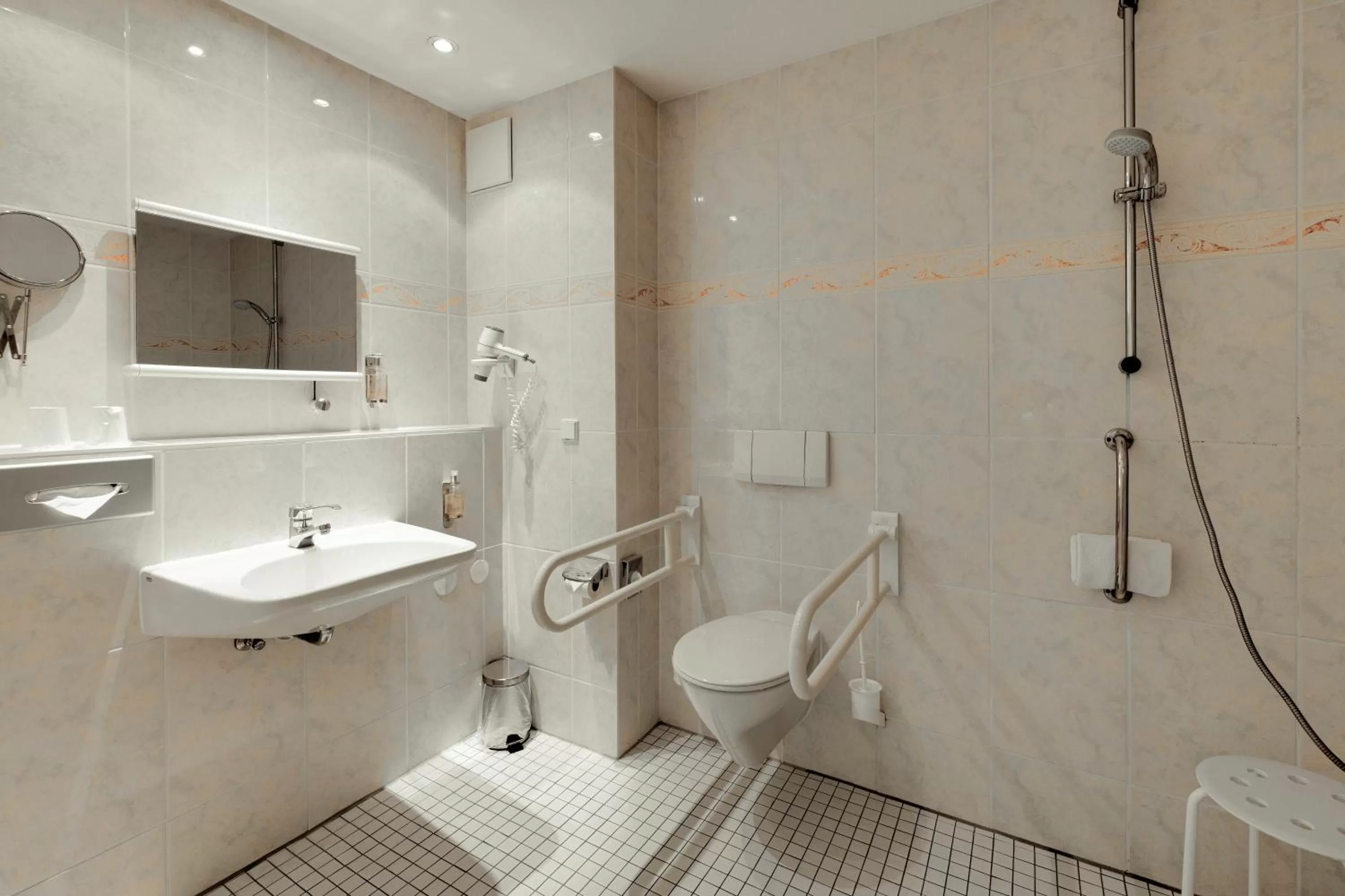 Shower in Hotel am Schloß Köpenick by Golden Tulip