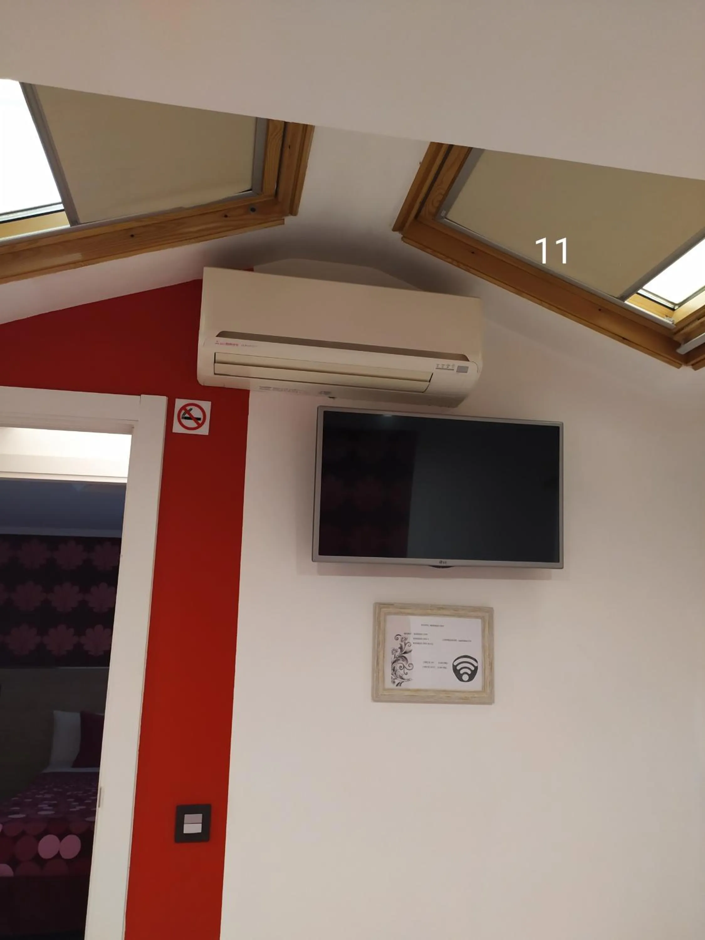 TV and multimedia in Hostal Inn Madrid