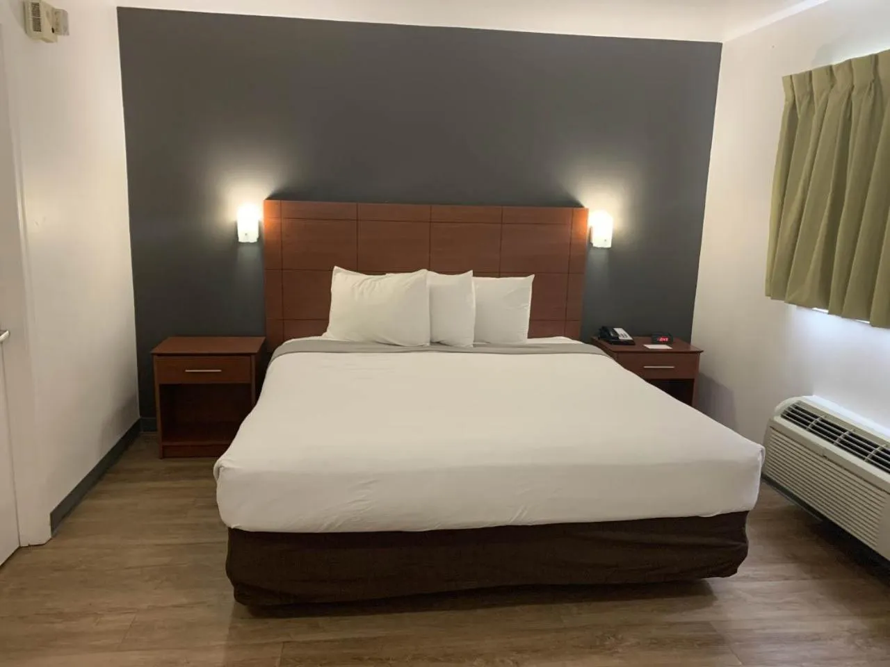 Bedroom, Bed in Studio 6-Hampton, VA - Langley AFB Area