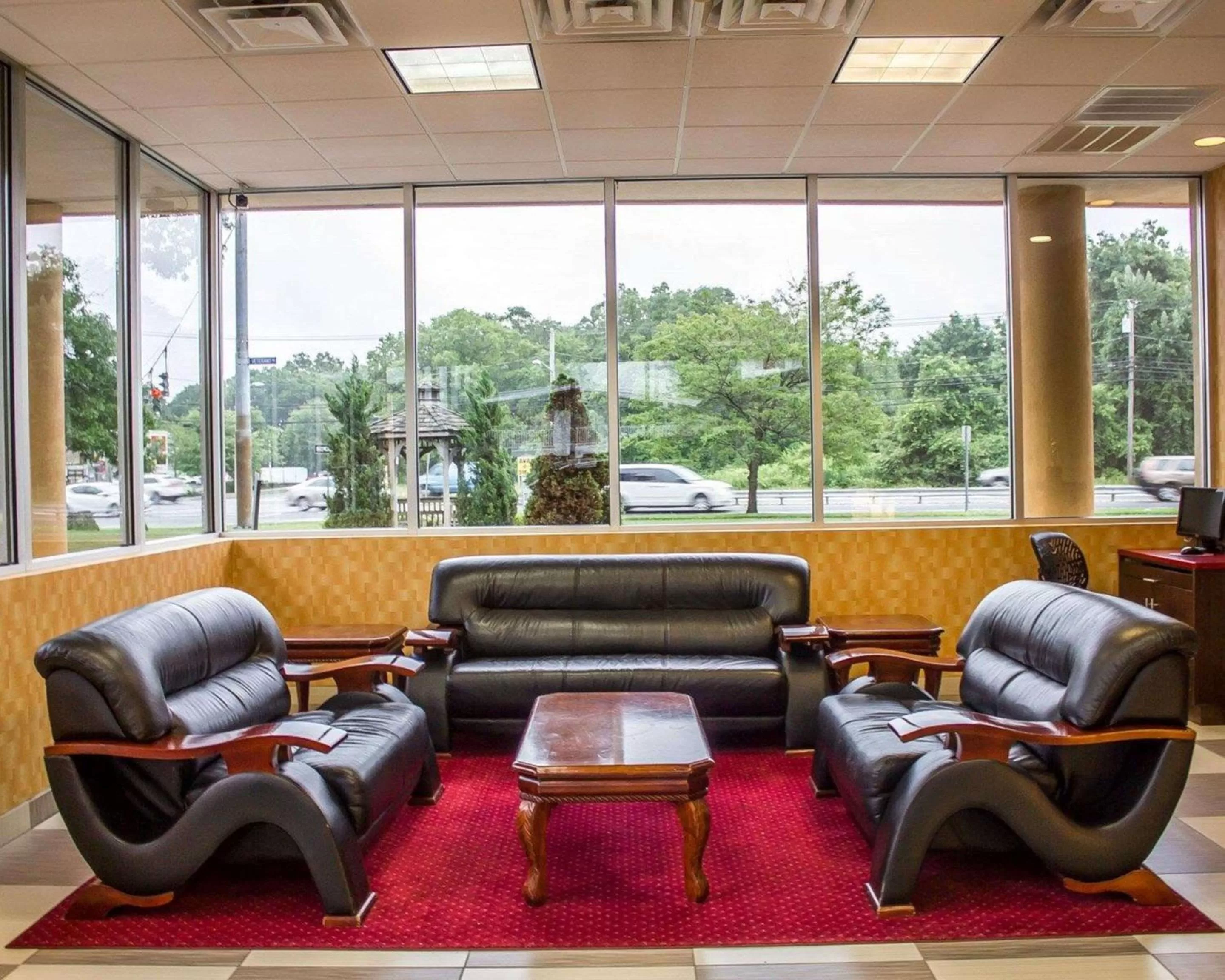 Lobby or reception in Rodeway Inn MacArthur Airport